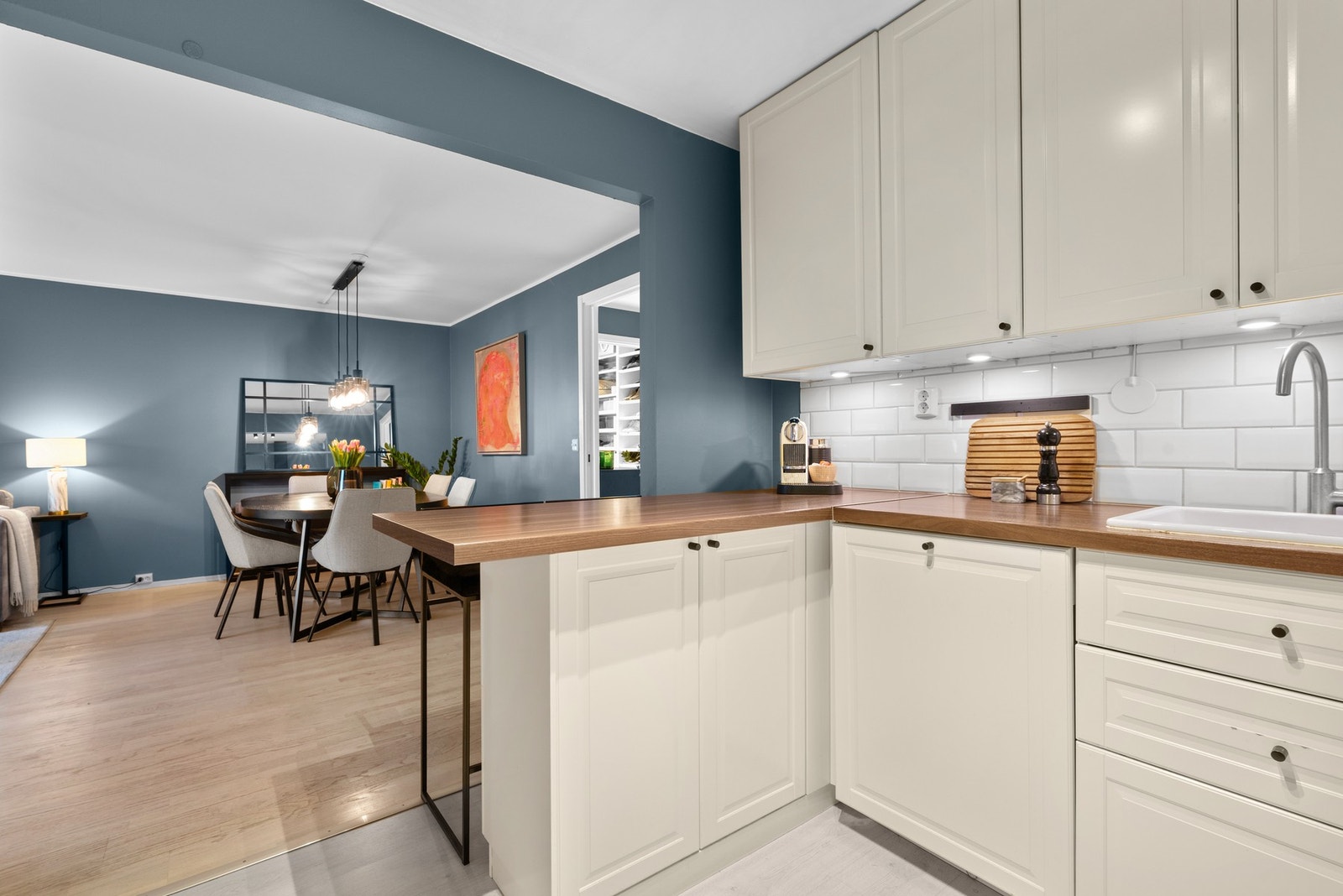 Det er fin plass til spisebordet ovenfor kjøkkenet, noe som gjør det sosialt å ha besøk og samtidig diske opp med mat Galleribilde