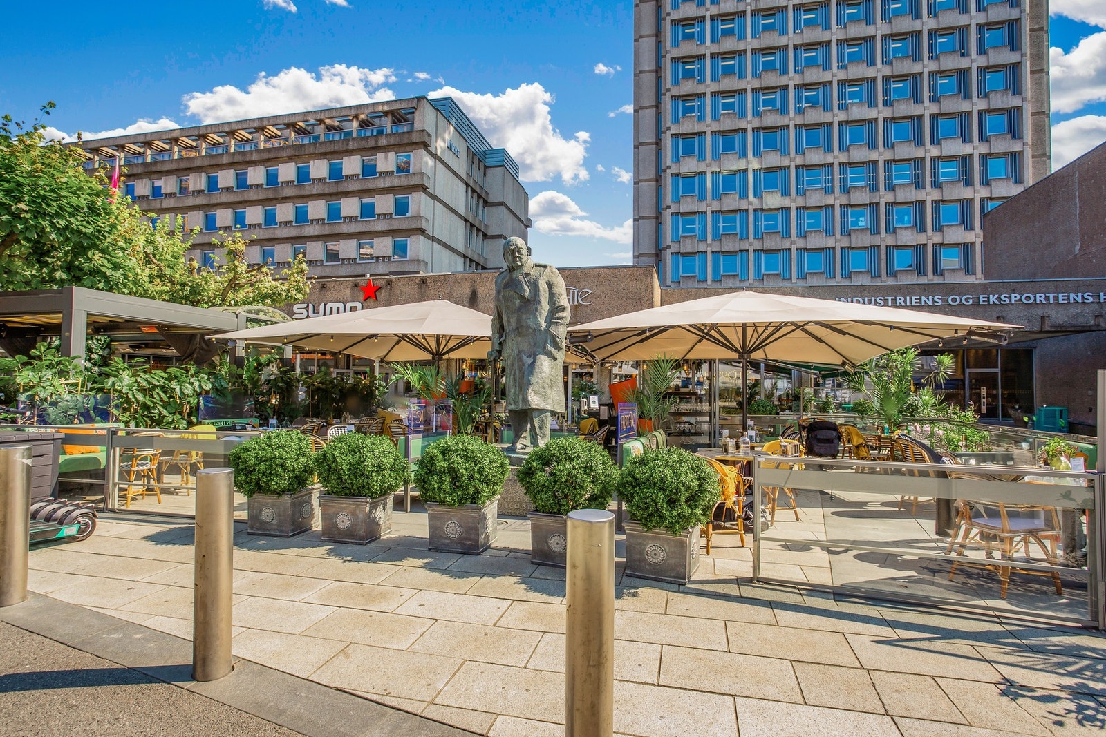 Kort vei til Solli Plass med flere restauranter som har uteservering på sommeren Galleribilde