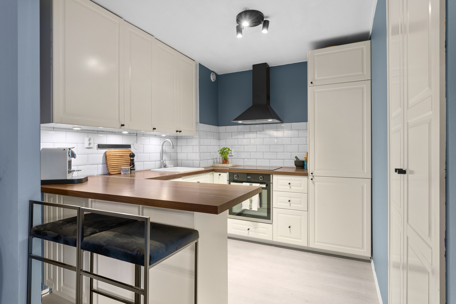 Kjøkkenet har en fin åpen løsning mot stuen. Det er i tillegg en praktisk barløsning med plass for barstoler Galleribilde