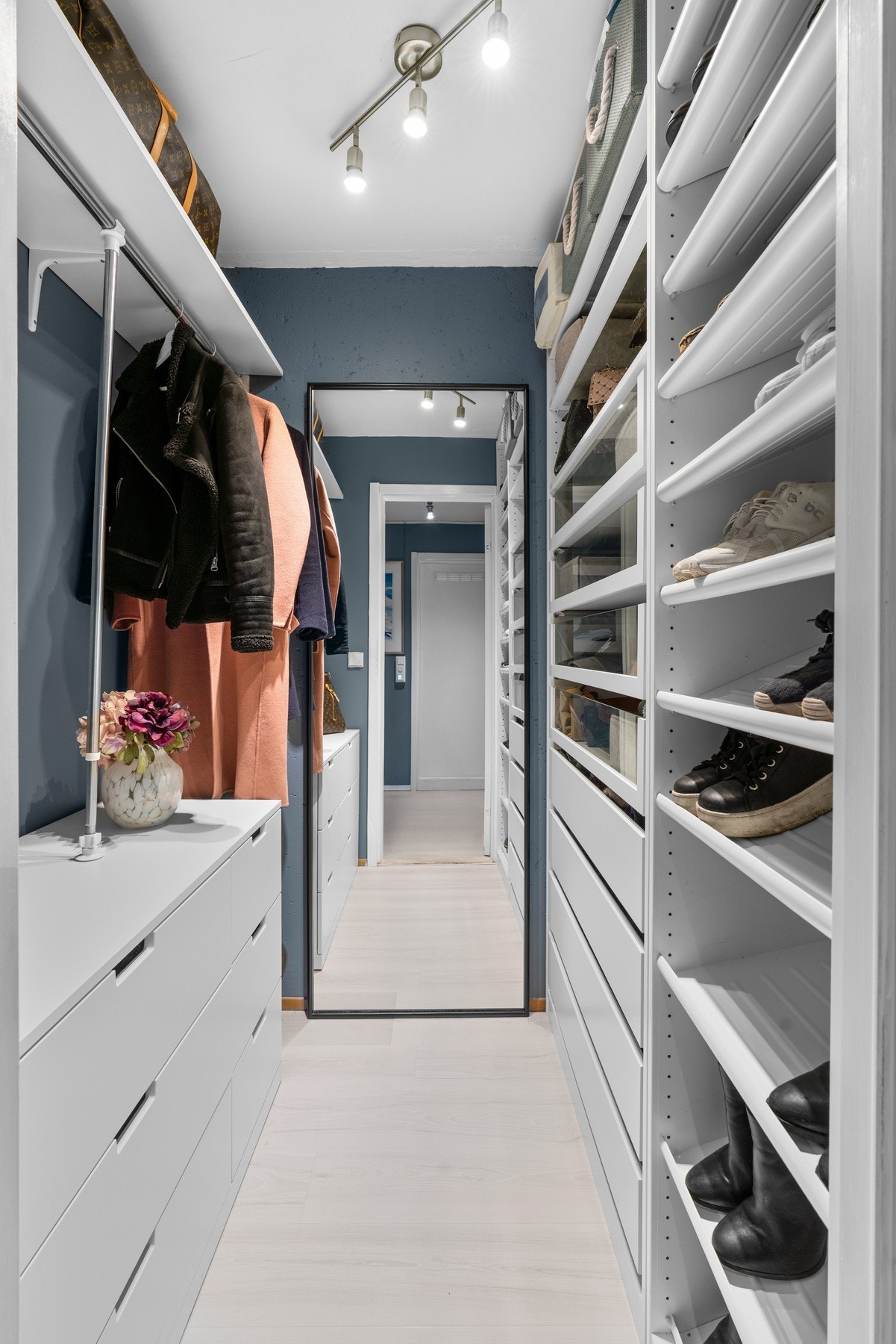 Garderoberom/bod: Her er det plass for yttligere garderobeløsninger/lagringsløsninger for klær, yttertøy sko m.m Galleribilde