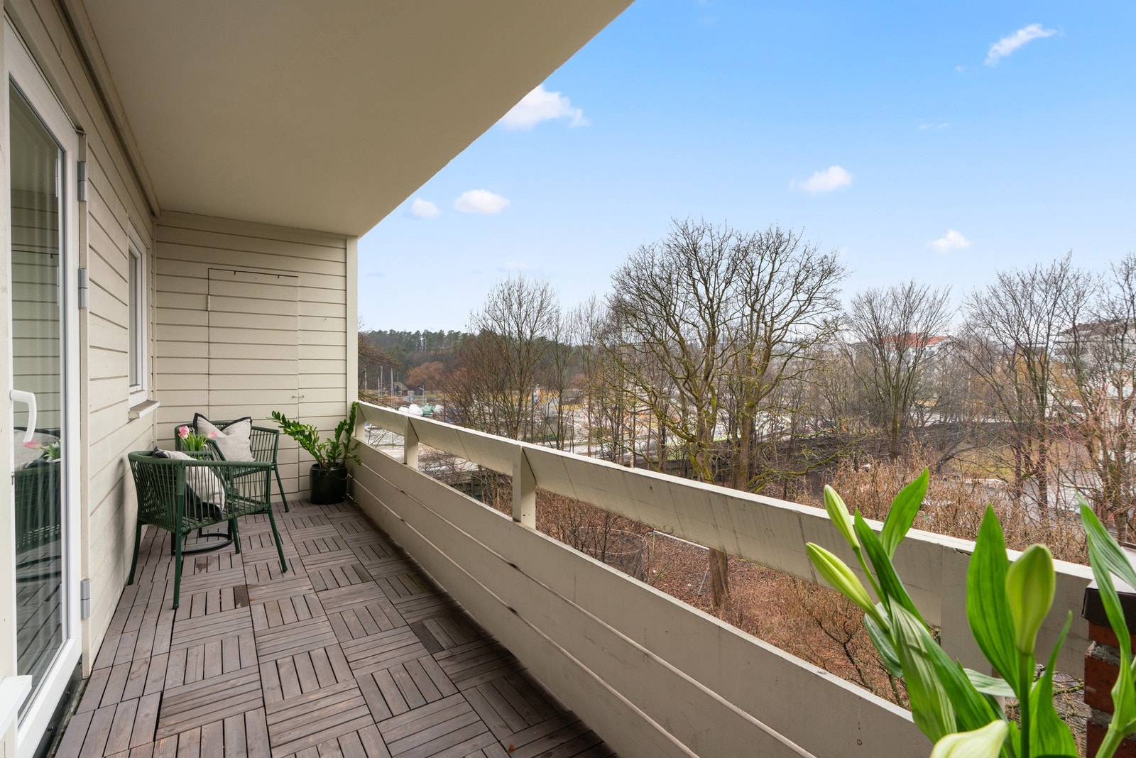 Her kan det nytes ettermiddags- og kveldssol på sommeren. Det er plass for grill og møblement, så her kan herlige sommerdager nytes Galleribilde