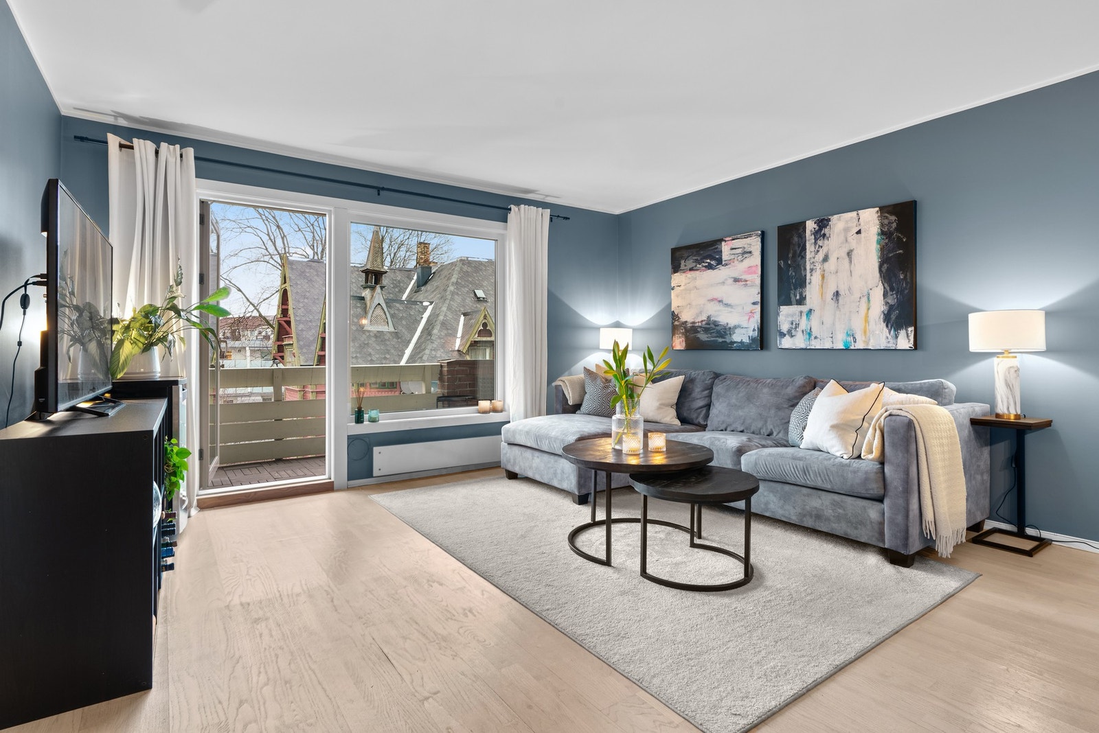 Det er utgang til balkong, som er en fin forlengelse av stuen på sommerstid Galleribilde