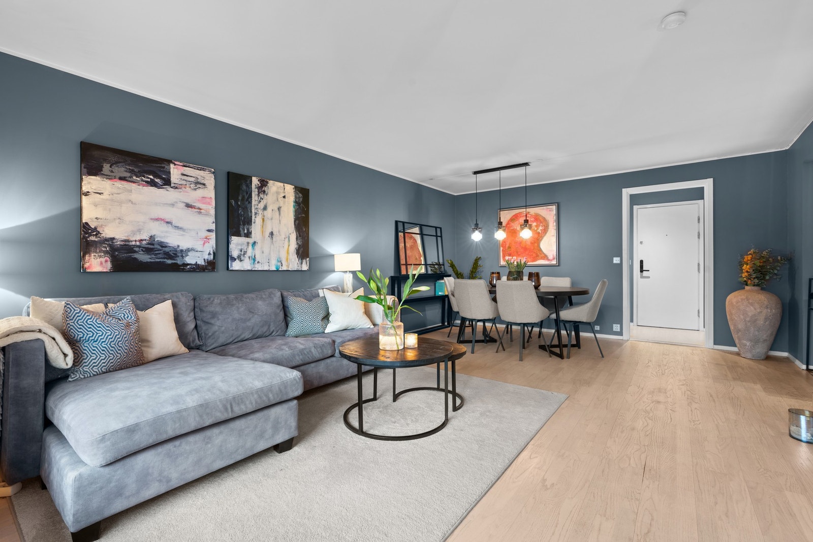 Stuen er selve hjertet i denne leiligheten, et romslig allrom med god arealutforming Galleribilde