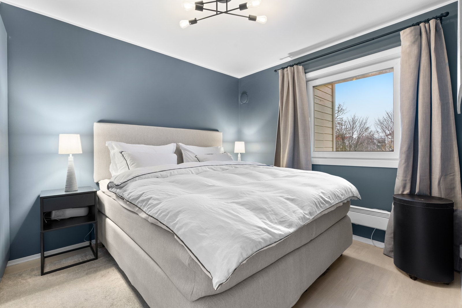 Leiligheten har et romslig soverom med inngang fra stuen. Rommet har god plass for stor dobbeltseng og nattbord Galleribilde