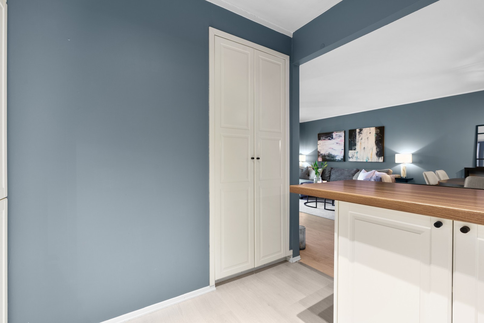 Det er godt med både skap- og benkeplass for deg som er glad i å lage mat Galleribilde