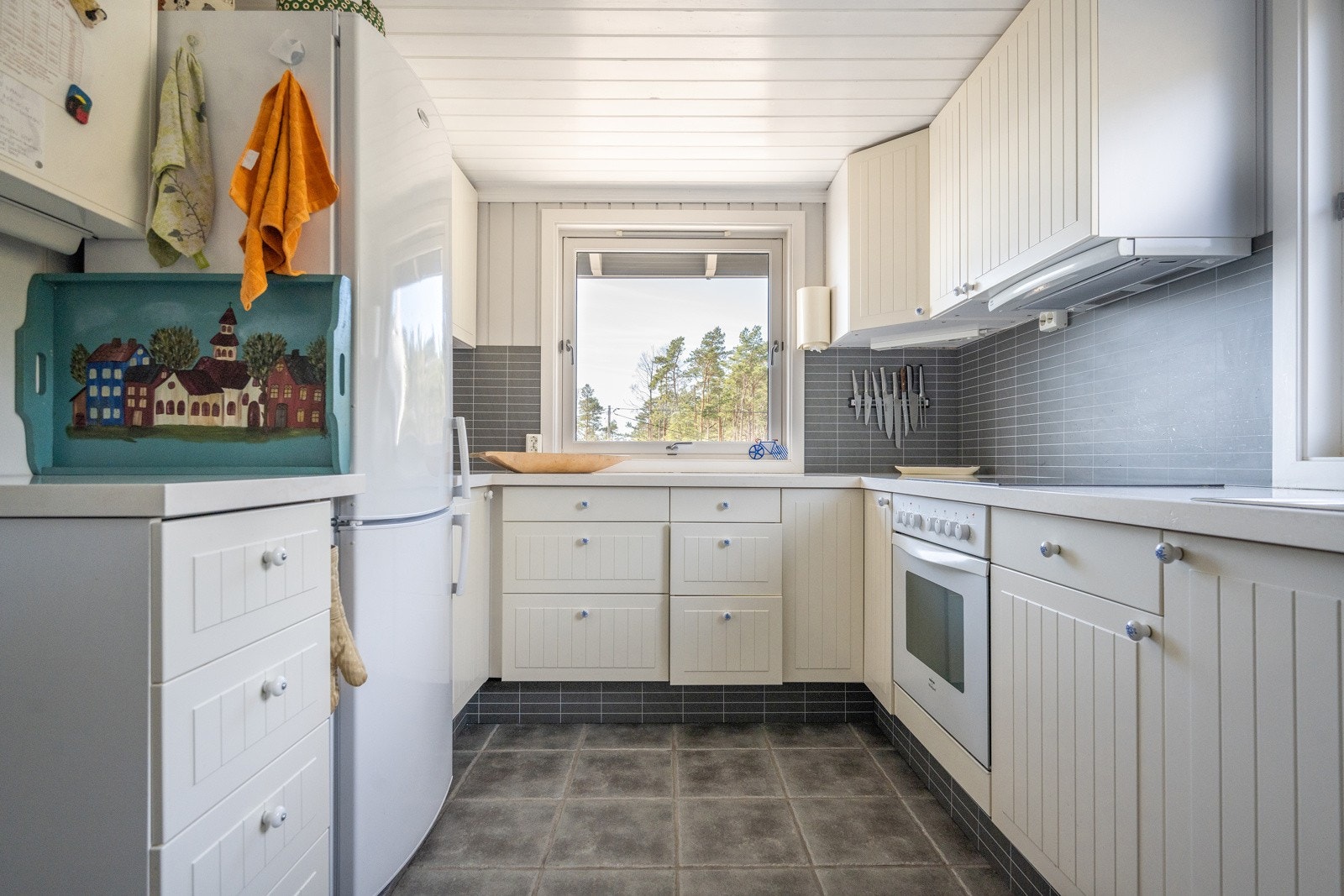 Romslig kjøkkeninnredning med hvitevarer Galleribilde