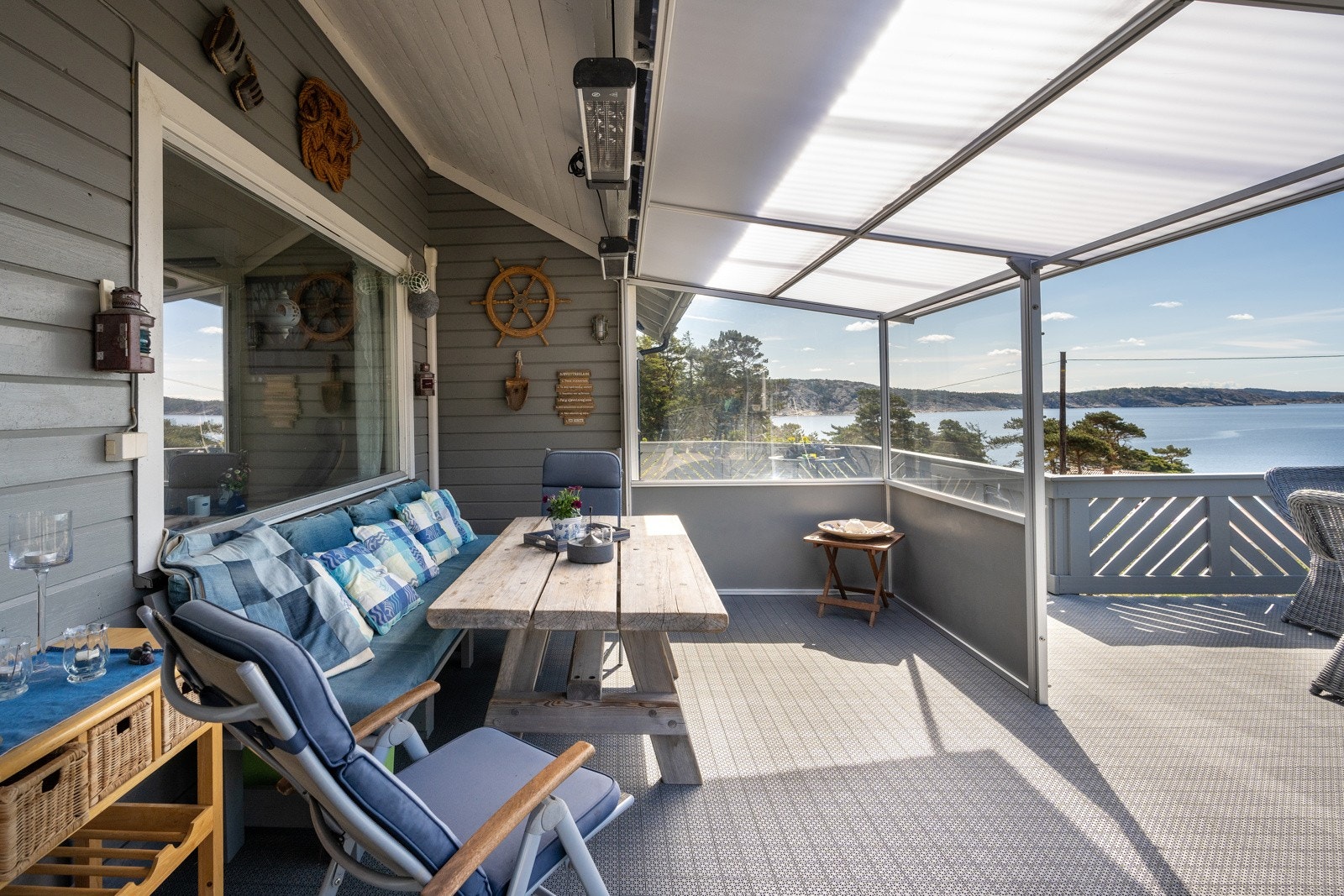 Store, solrike utearealer i form av veranda, terrasse og plattinger Galleribilde