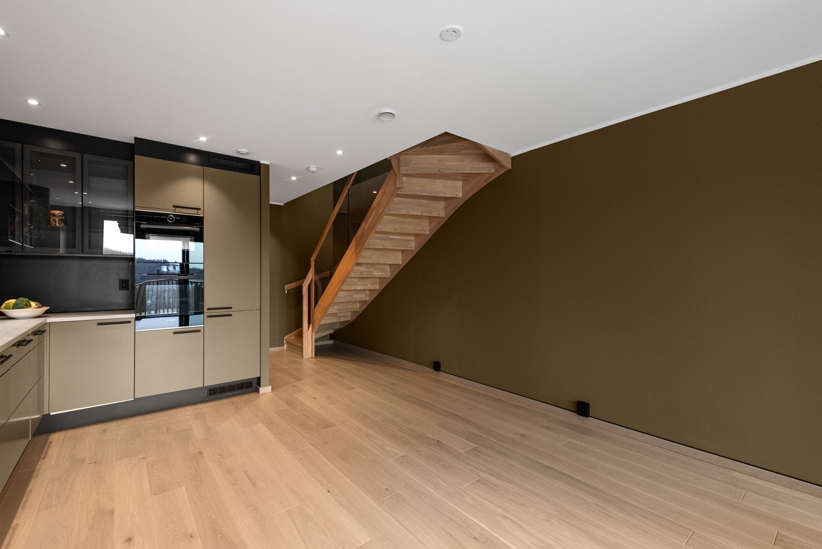 Øvrige veggflater er malt i "Golden Bronze" som er samme farge som kjøkkeninnredningen. Galleribilde