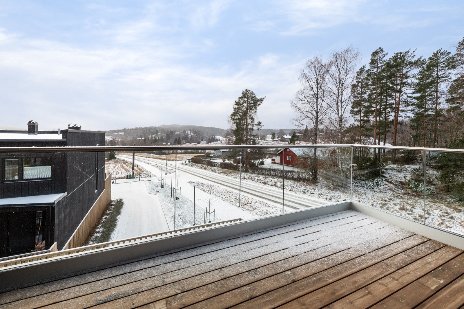 Fra stuedelen i 2. etasje er det utgang til sydvendt balkong på 7 kvm. Galleribilde