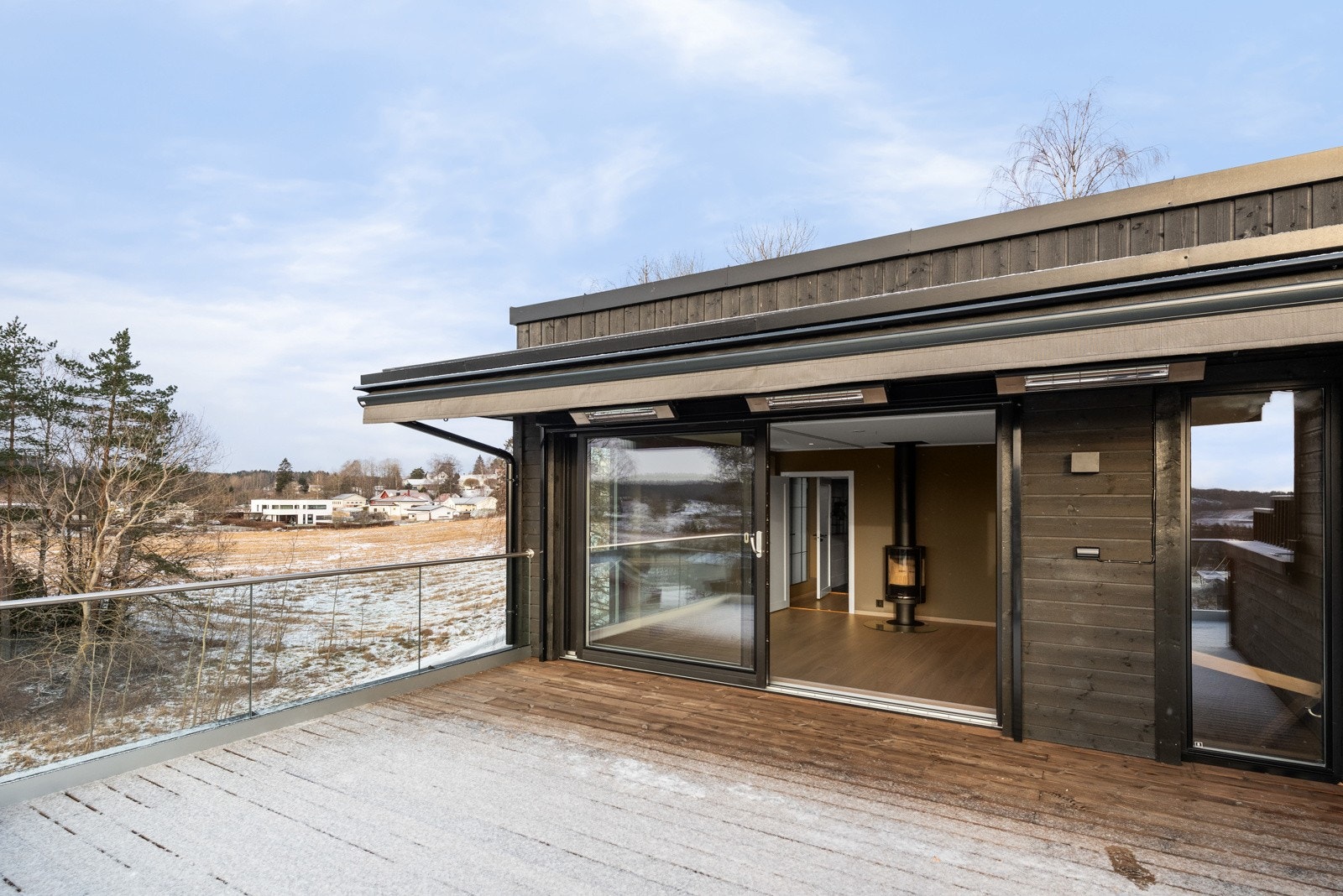 Fra loftstuen er det utgang til det alle drømmer om når våren og sommeren virkelig tar grep: Din egen takterrasse Galleribilde