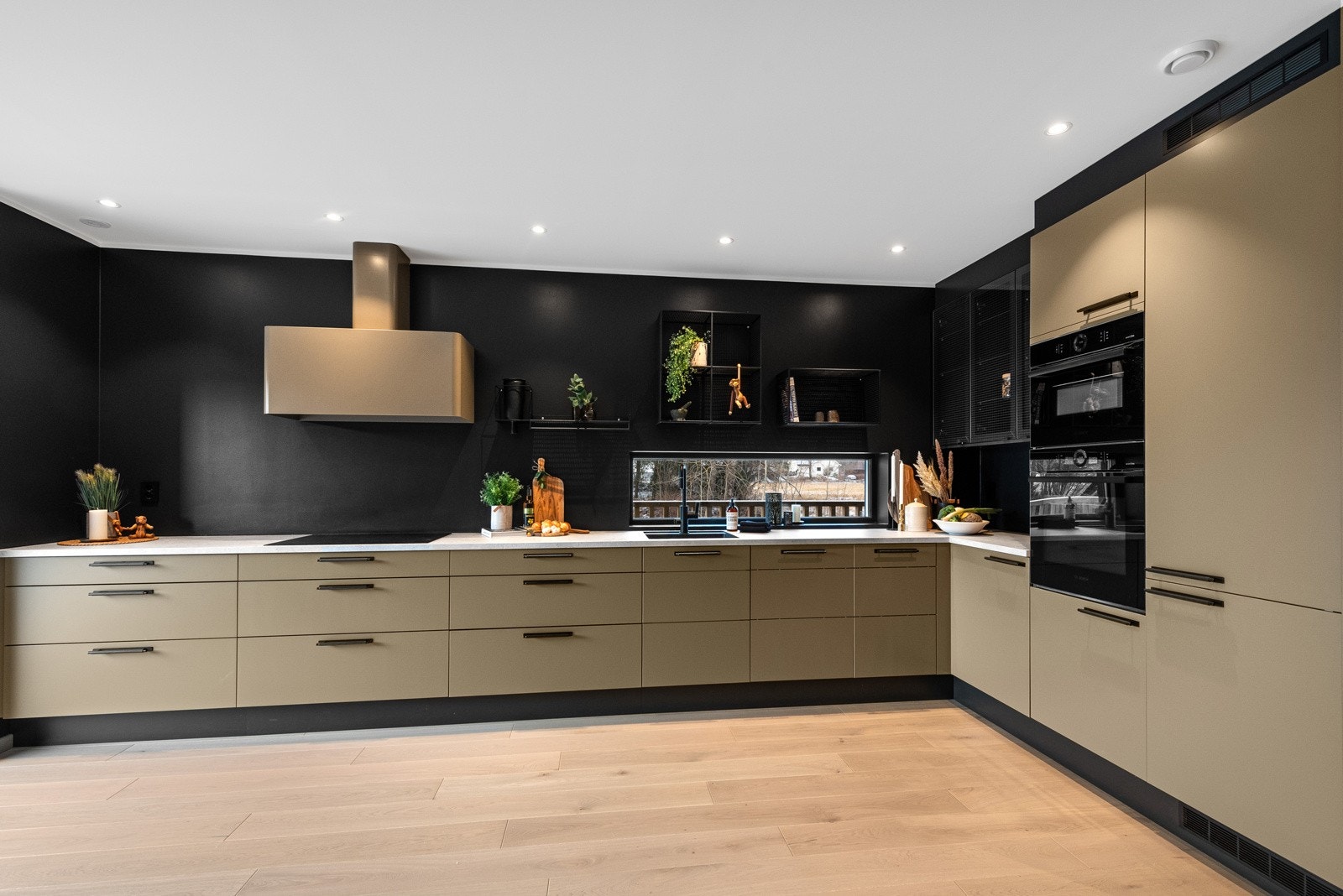 Påkostet kjøkkeninnredning fra Sigdal med integrerte hvitevarer. Galleribilde