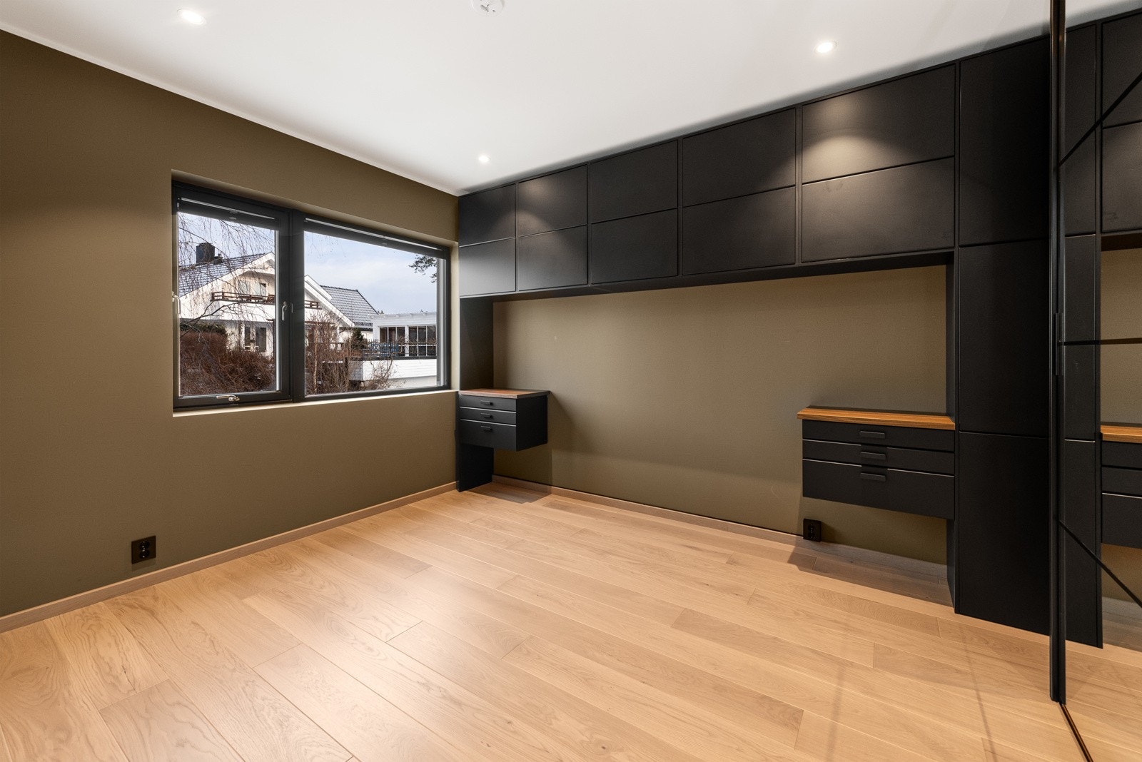 Det naturlige hovedsoverommet er på ca. 12 m² og har god plass til dobbeltseng Galleribilde