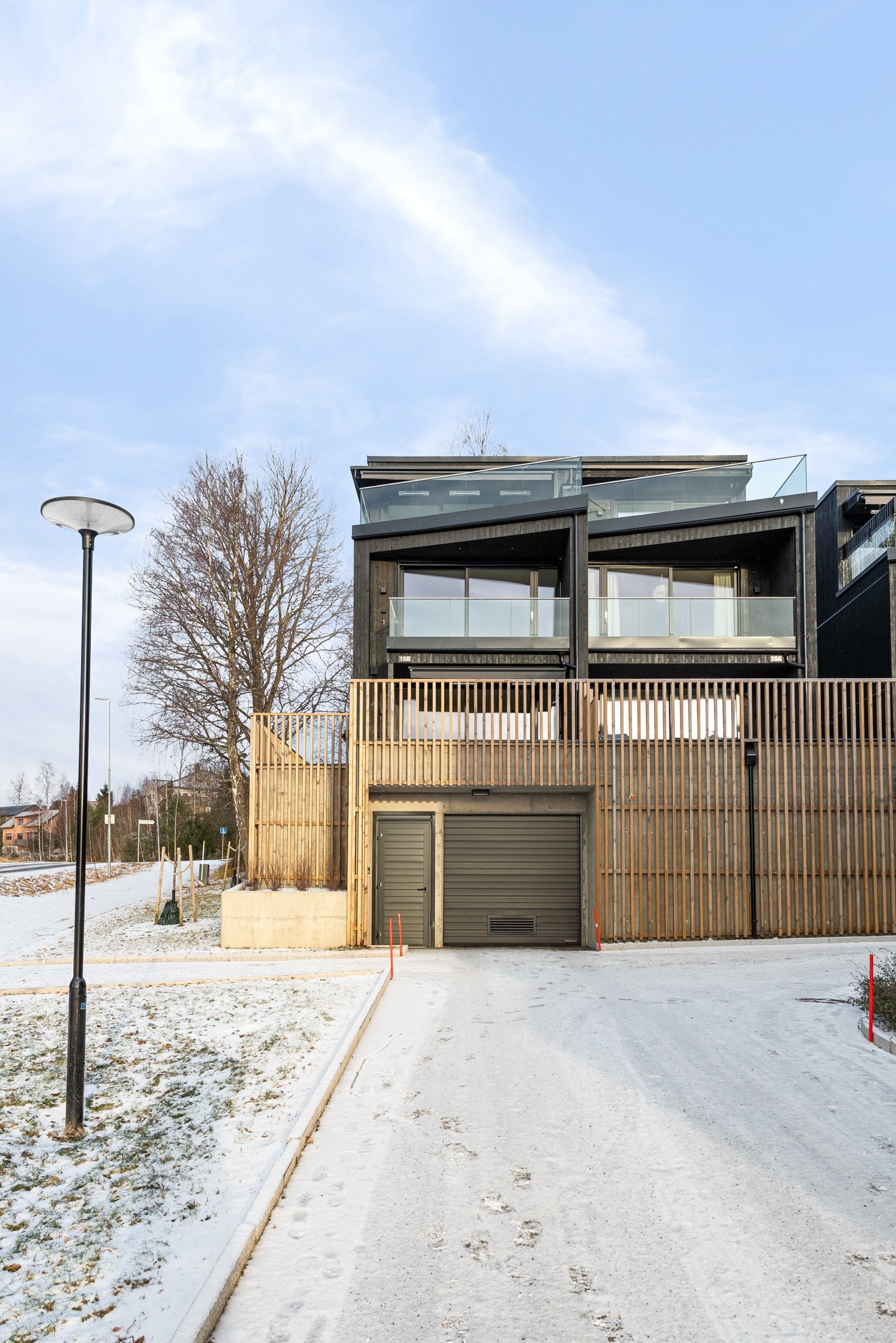 Boligen 2 faste parkeringsplasser i felles lukket anlegg under 2-mannsboligene, seksjonert som tilleggsdeler Galleribilde