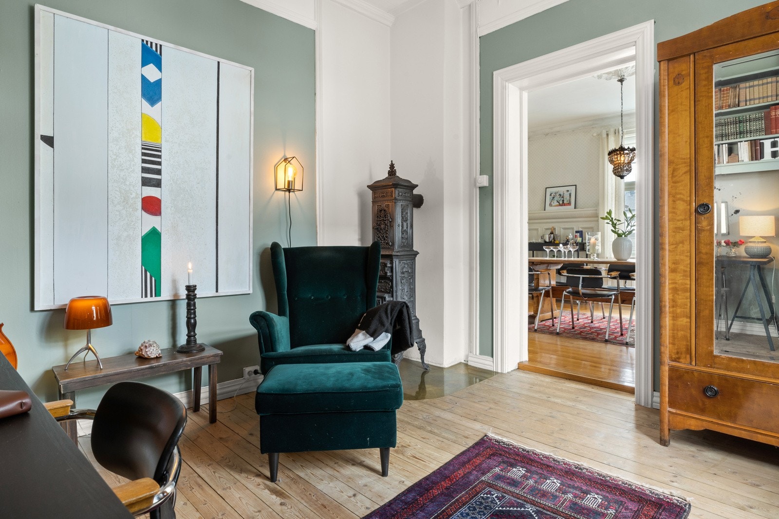 Innenfor spisestuen finner du Biblioteket. Et vakkert rom i med særpreg og en vakker vedovn i hjørnet ( ikke vært i bruk av nåværende eier). Galleribilde