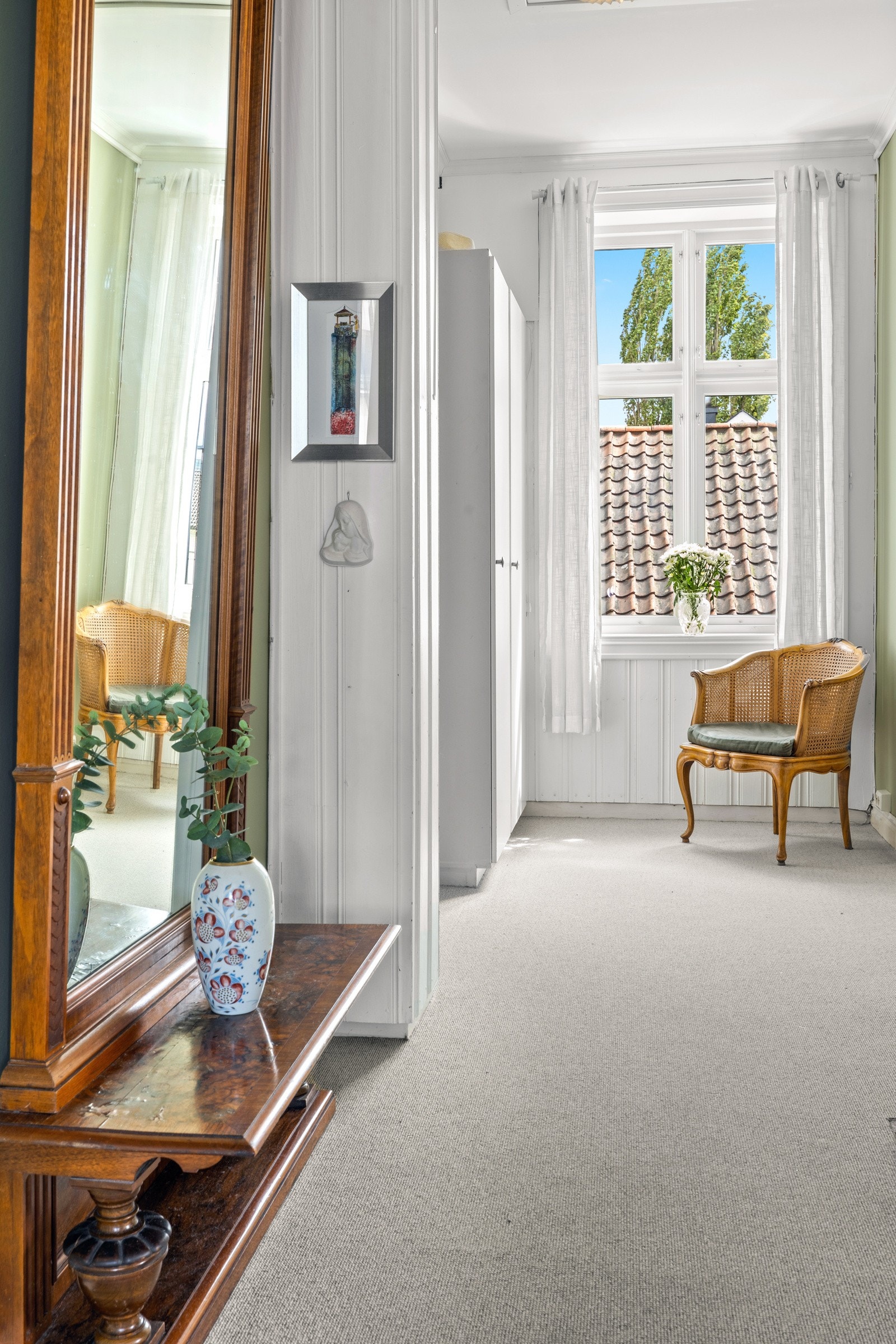 Gang i 2. etg. med vindu mot øst. God takhøyde også i 2. etg. Galleribilde