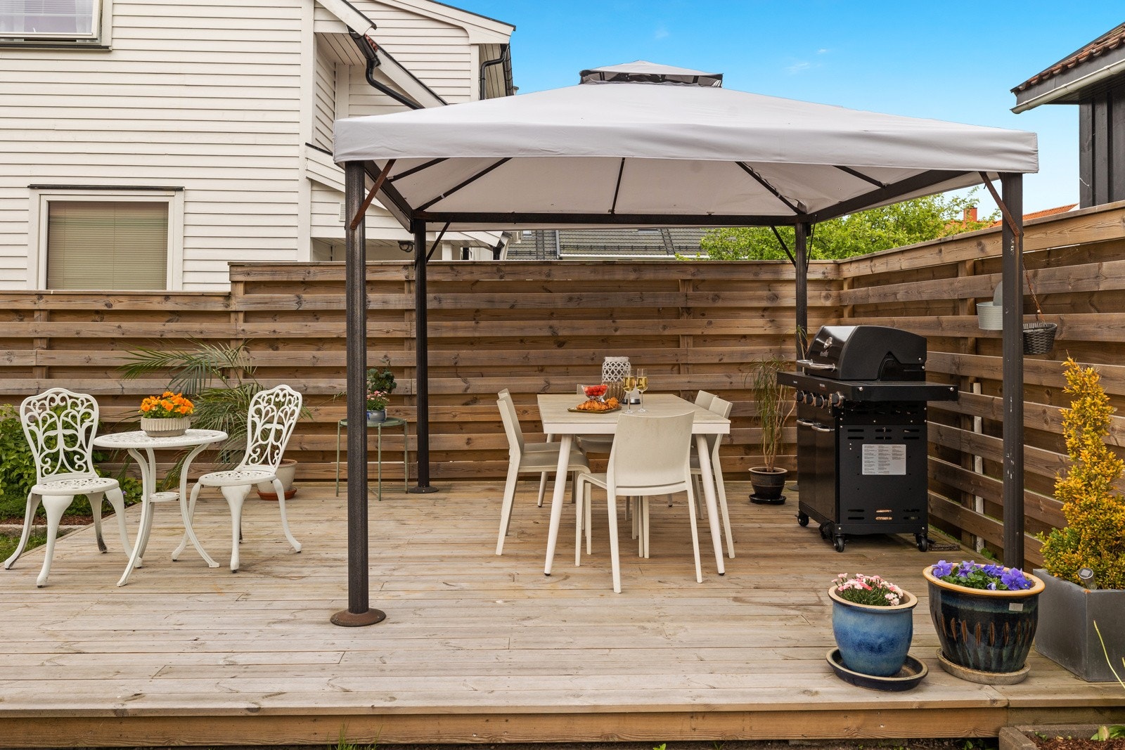 Fin skjerming & perfekt del av hagen for å invitere til utemåltid. Galleribilde