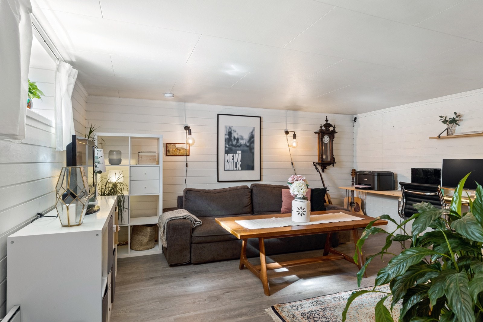 Kjellerstuen har et vindu. Her er det ekstra koselig å trekke seg tilbake - gjerne for ungdommene, eller å bruke som et musikkrom. Mulighetene er mange. Utgang fra kjeller via trapp og kjellerlem ut til hagen. Galleribilde