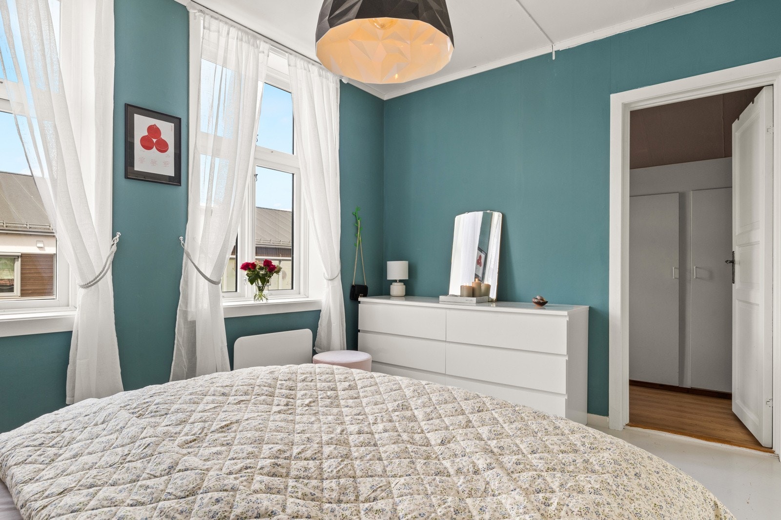 Hovedsoverom med to vinduer som begge vender ut mot bakgården. Vegg i vegg finner du et praktisk walk in closet Galleribilde