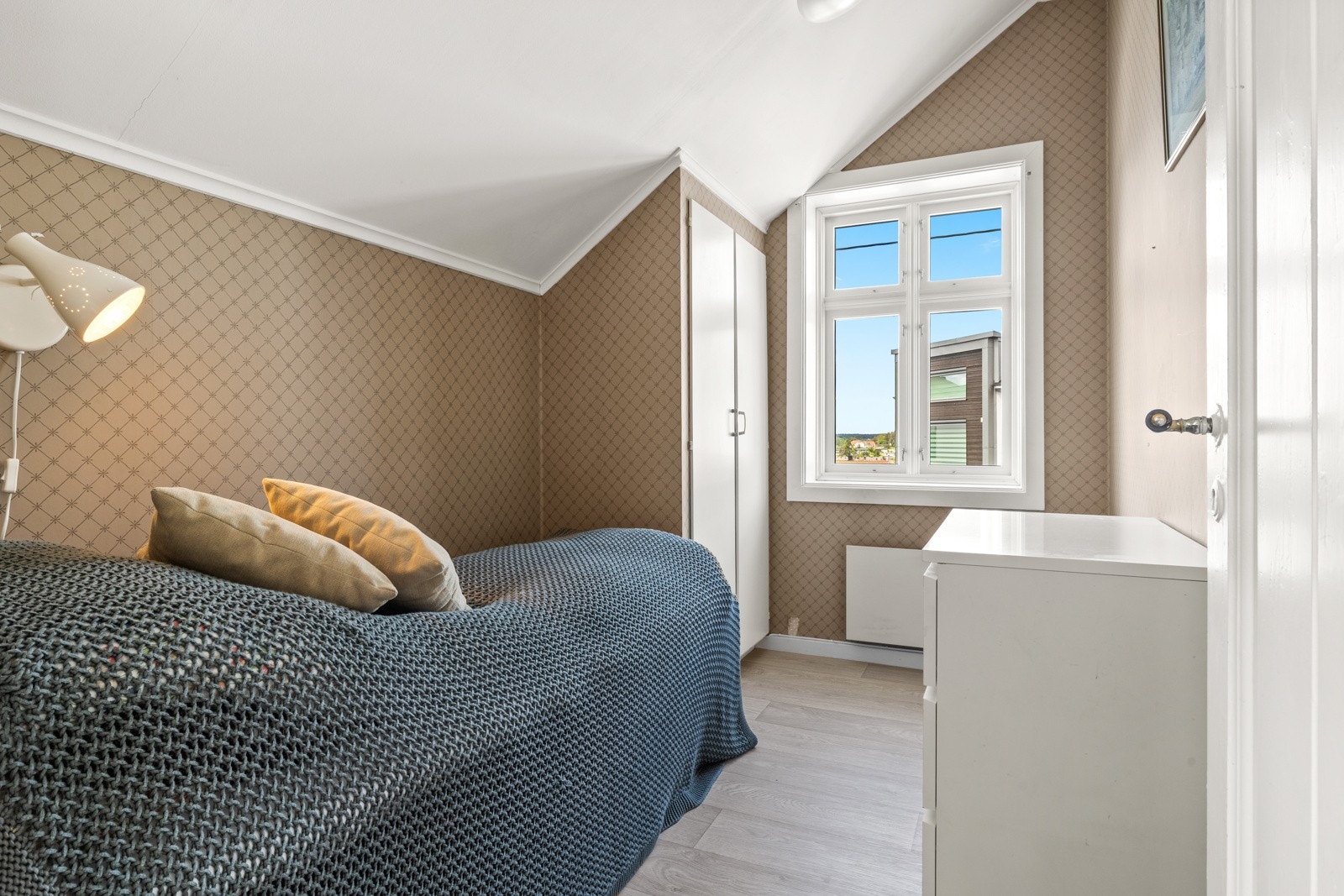 Sovealkove med vindu. Brukes som gjesterom i dag. Galleribilde