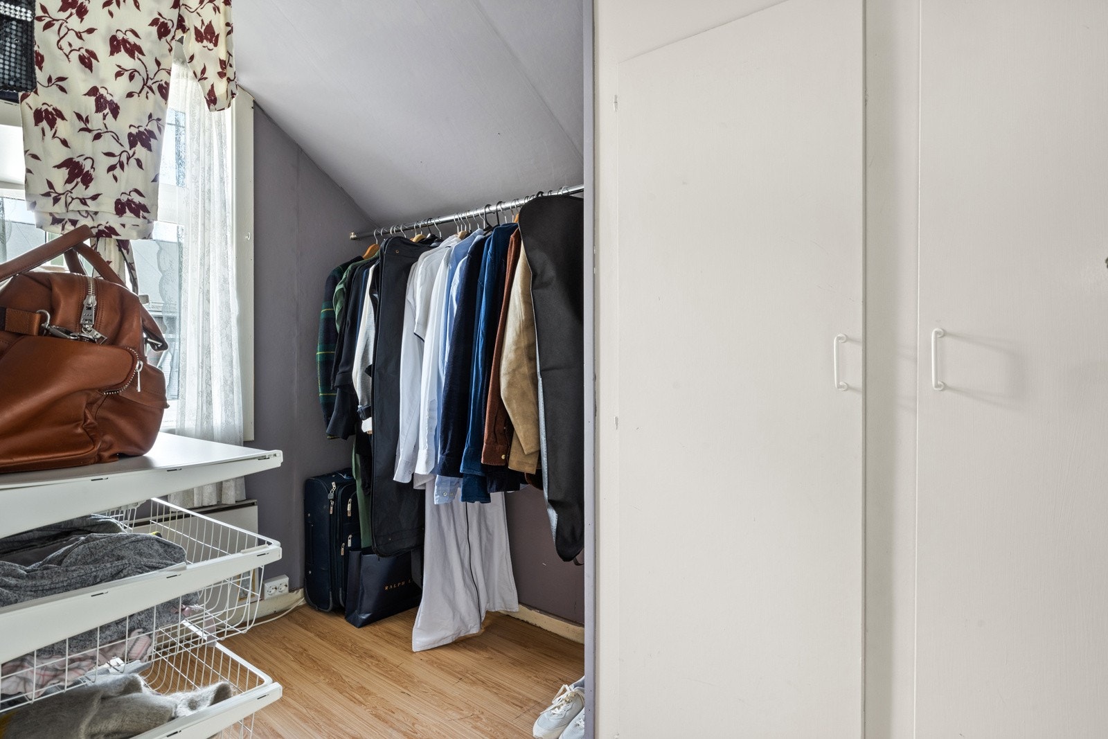 Walk - in closet med vindu Galleribilde