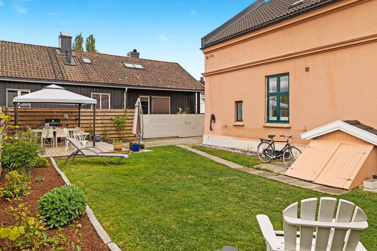 Bakhagen som er opparbeidede bed, gressplen er akkurat passe stor. Legg merke til kjellerlem - nedgang til kjeller. Galleribilde