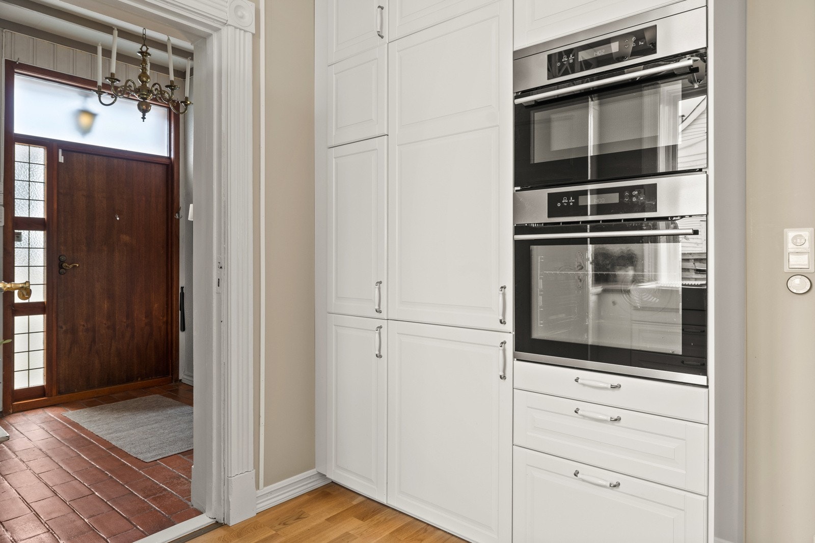 Med integrerte hvitevarer og god skap- og benkeplass. Galleribilde