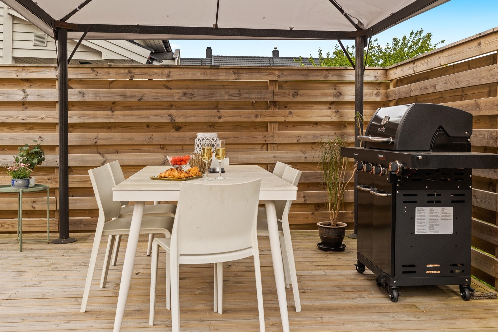 Opparbeidet platting med lèvegg. Plass til pergola. Galleribilde