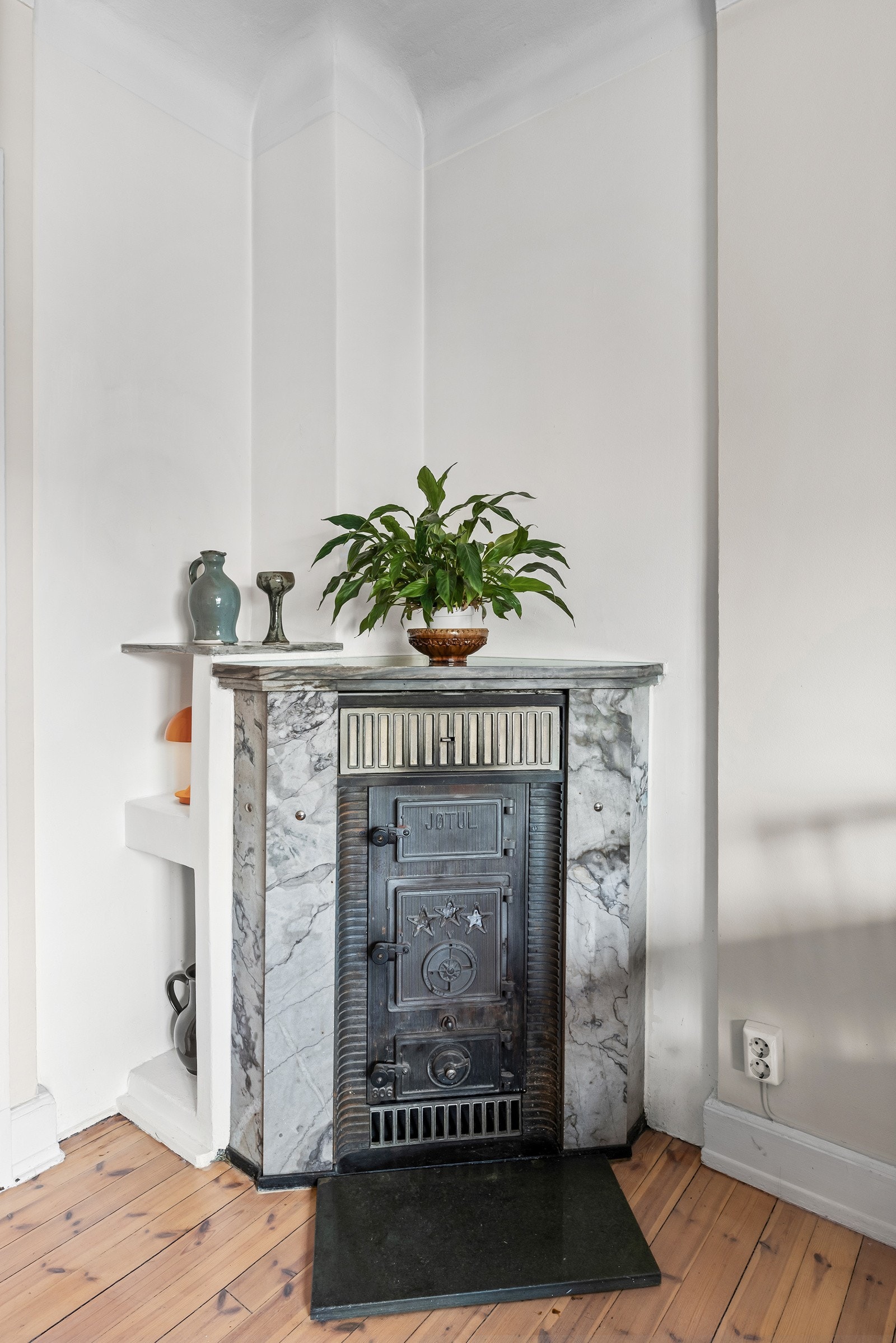 De originale tregulvene og kaminen i stuen bidrar til hyggelig atmosfære og varme i vinterhalvåret. Galleribilde