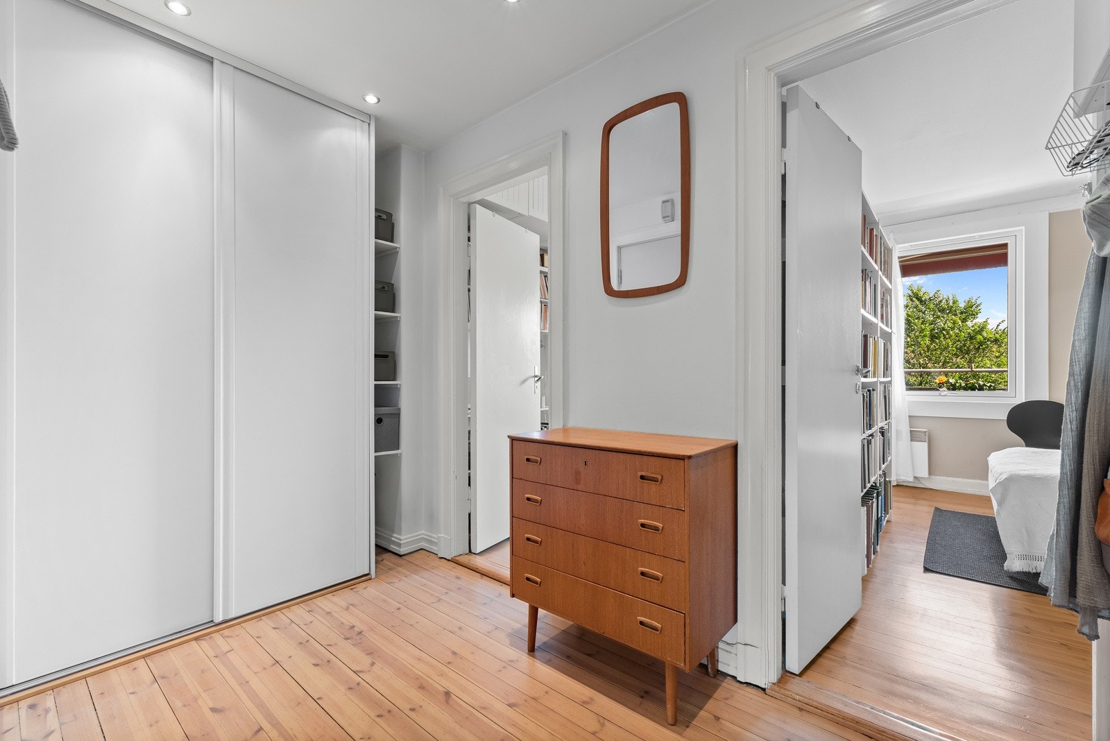 Praktisk garderobeskap med gode oppbevaringsmuligheter. Galleribilde