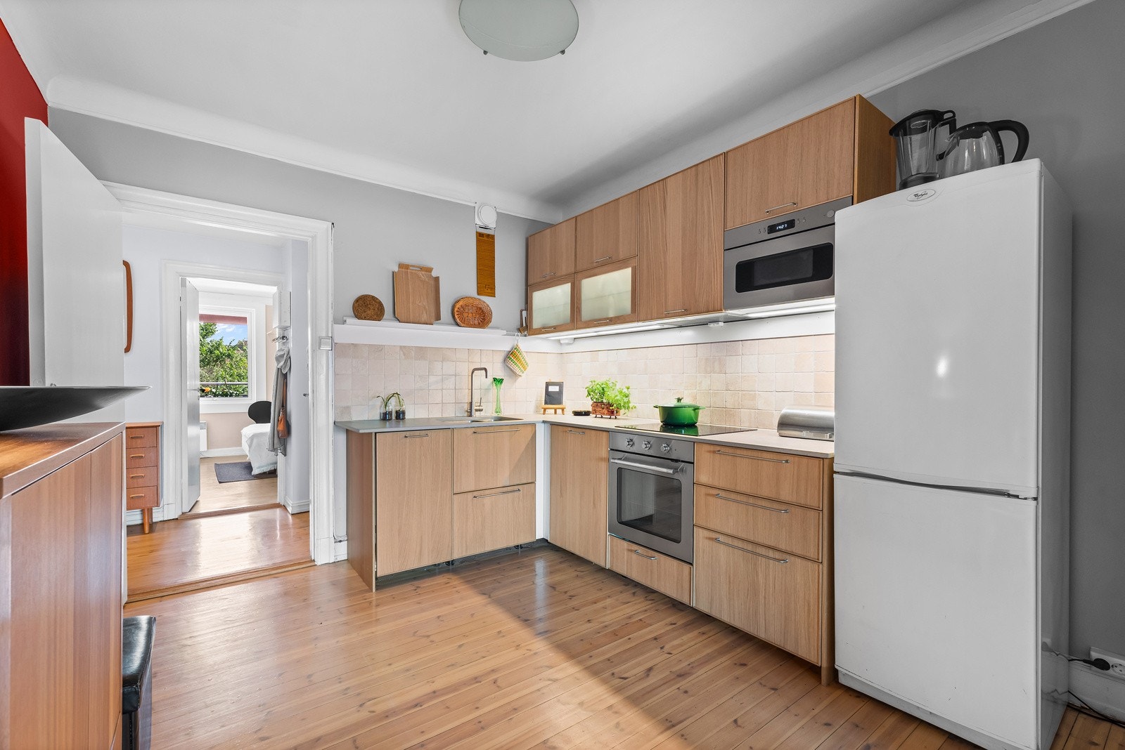 Lekkert kjøkken fra 2020 med godt med skap- og benkeplass. Galleribilde