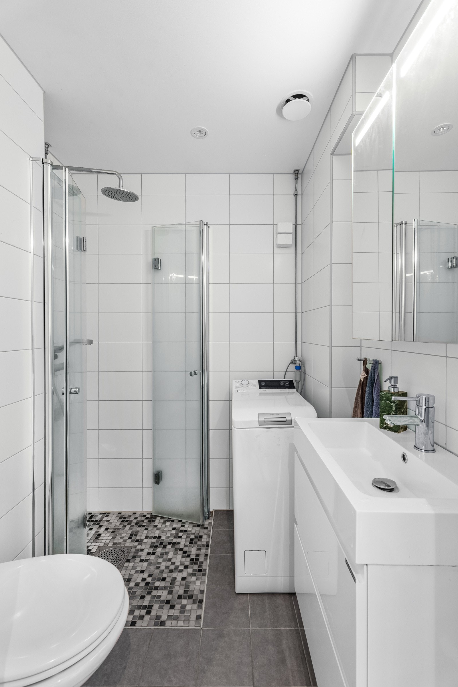 Leiligheten har et pent, flislagt baderom som ble totalt modernisert i 2018 i regi av aksjelaget. Galleribilde