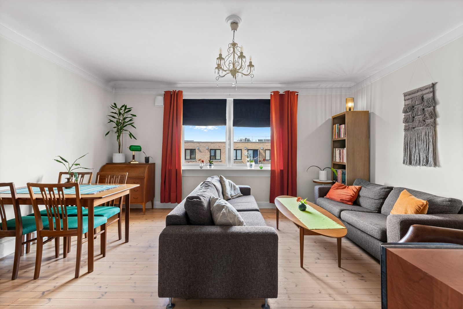 Leiligheten har en romslig stue med god plass til sofagruppe, tilhørende tv-møblement og spiseplass. Galleribilde