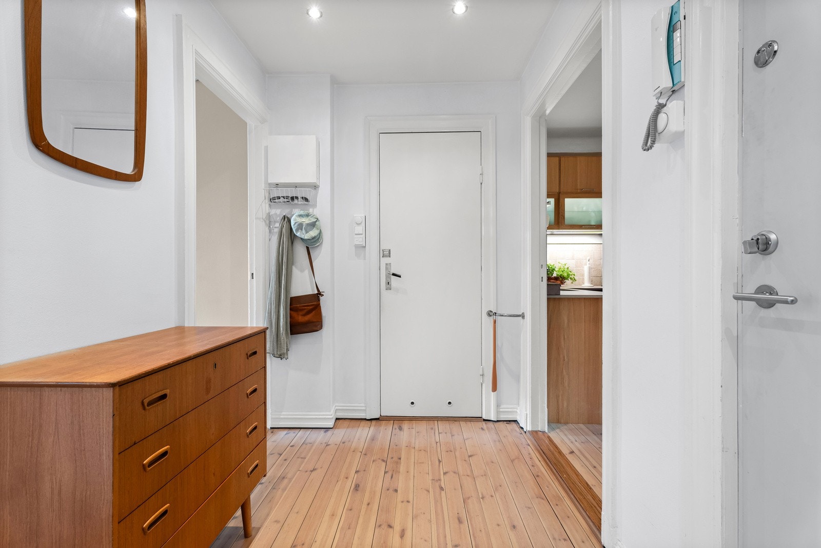 Lys og romslig entré/gang som gir et godt førsteinntrykk av boligen. Dørcallinganlegg med portåpner. Galleribilde