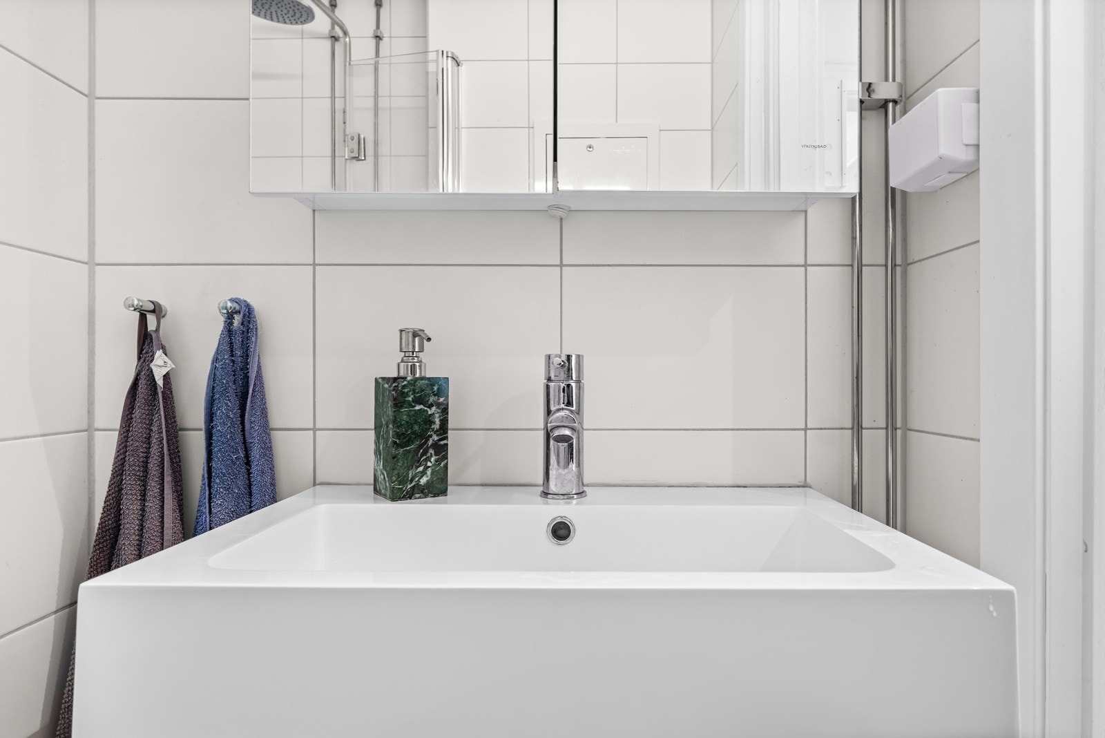 Det er opplegg for vaskemaskin og termostatstyrt gulvvarme. Galleribilde