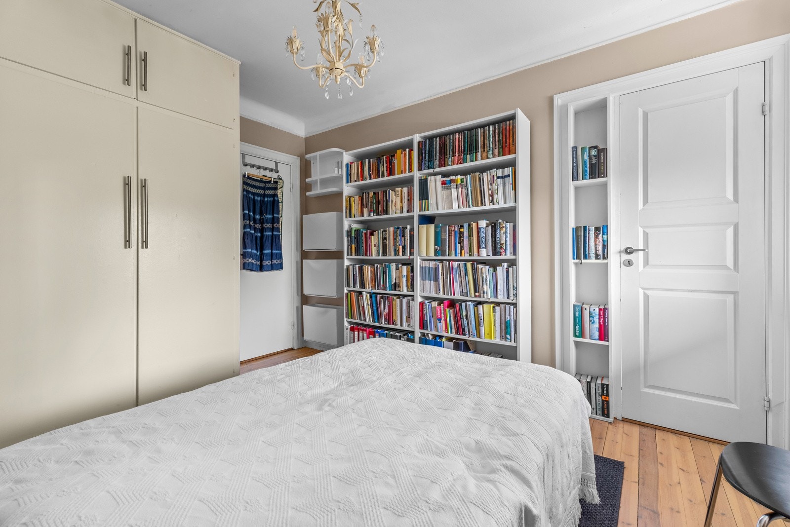 Hovedsoverommet har god plass til dobbeltseng med tilhørende møblement på hver side av sengen. Galleribilde