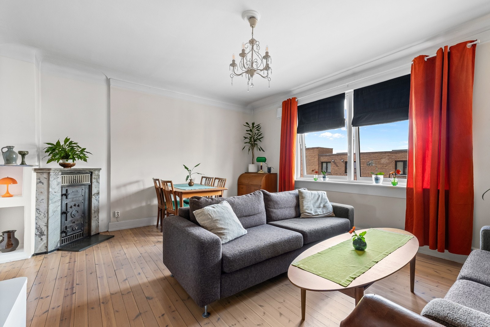 Det er en gjennomgående planløsning med store vindusflater som gir godt med lysinnslipp. Galleribilde