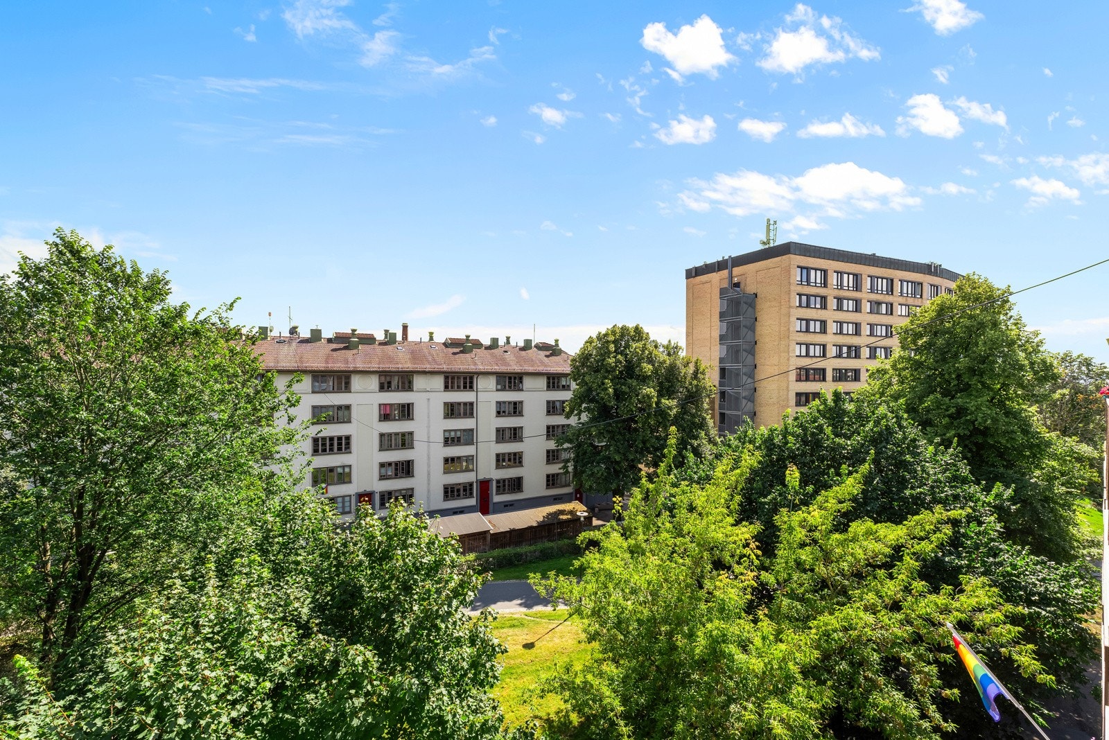 Balkongen vender mot sydøst og har gode solforhold. Galleribilde