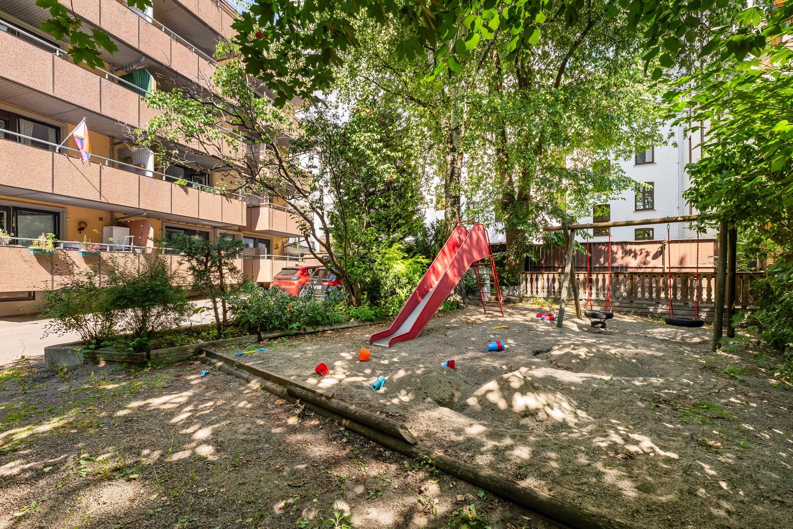 Flott opparbeidet felles gårdsrom med sittegrupper og lekeaparater for de minste. Galleribilde