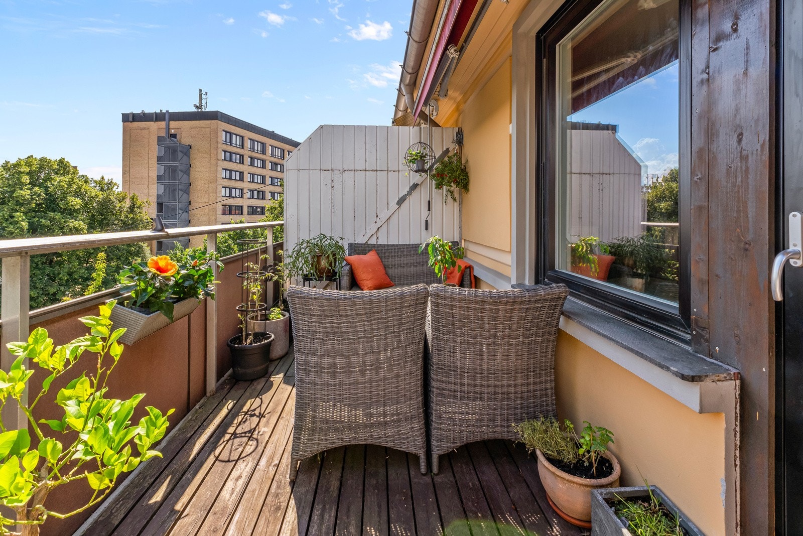 Fra det ene soverommet er det utgang til en romslig balkong på 9m² vendt ut mot en grønn og frodig bakgård. Galleribilde