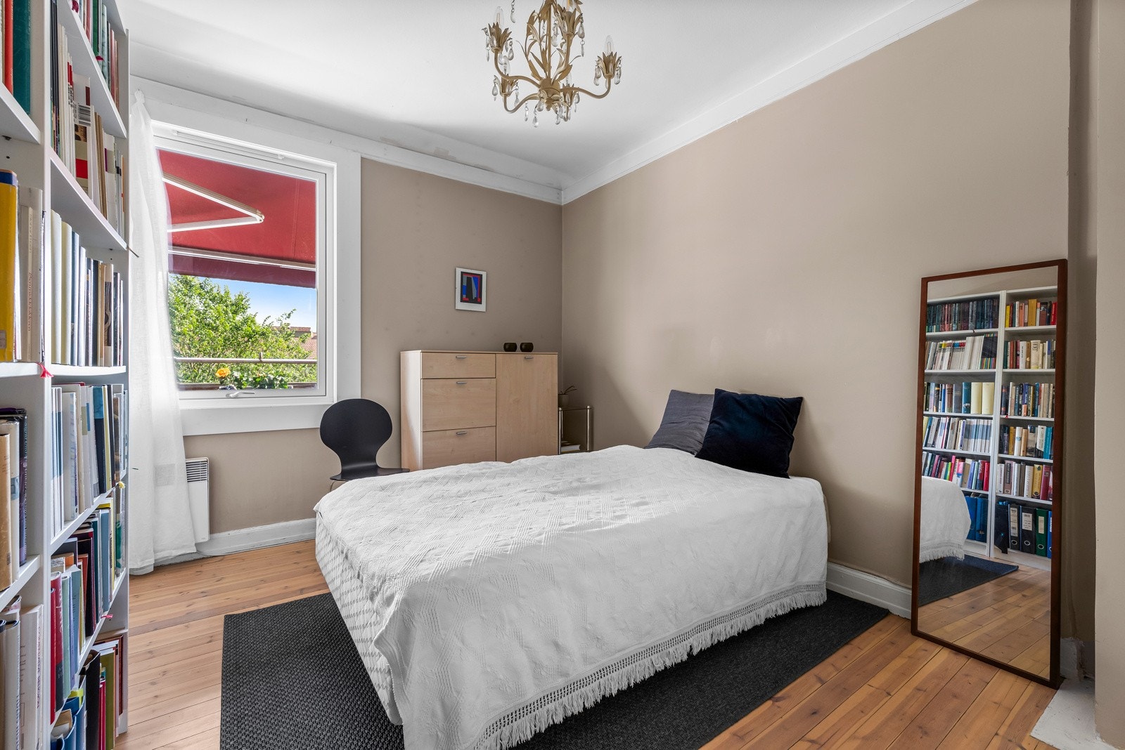 Leiligheten har 2 soverom av god størrelse, som begge vender ut mot rolig bakgård. Galleribilde