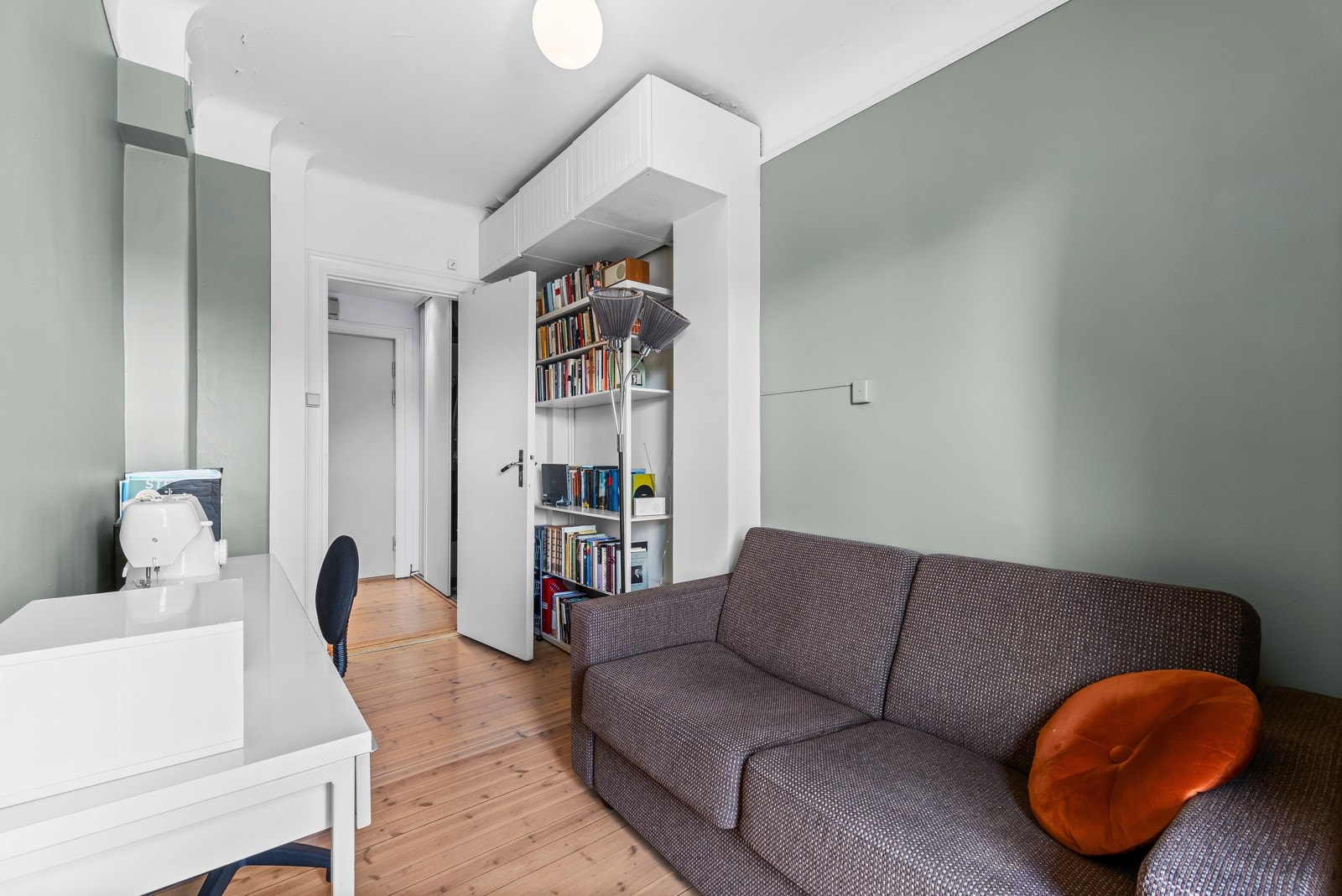 Rommet egner seg ypperlig for gjesteværelse, barnerom eller kontor - alt etter ønske og behov! Galleribilde