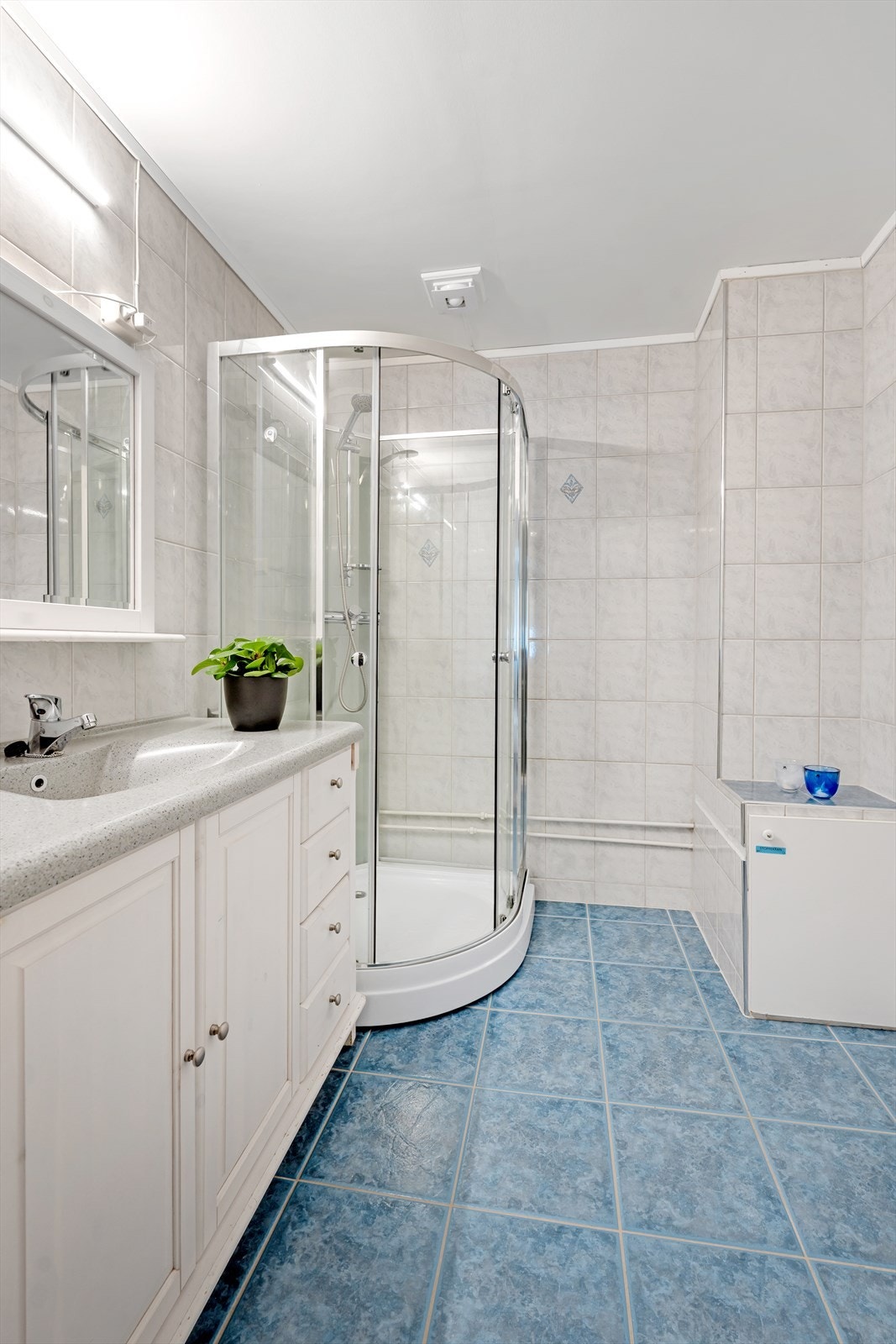 Komplett flislagt bad med gulvvarme og innredning med god oppbevaringsplass. Galleribilde