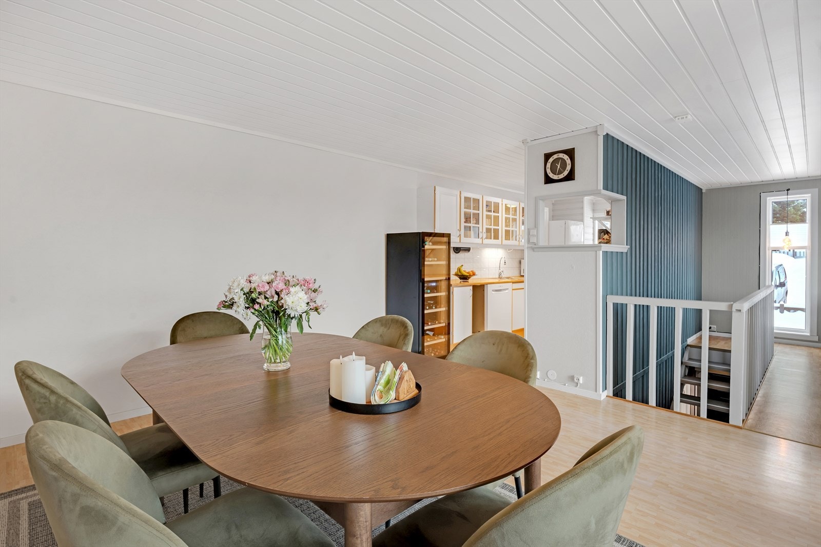 Her får du en åpen og luftig spisestue med god plass til stor spisegruppe- perfekt for hyggelige sammenkomster og større selskap! Galleribilde