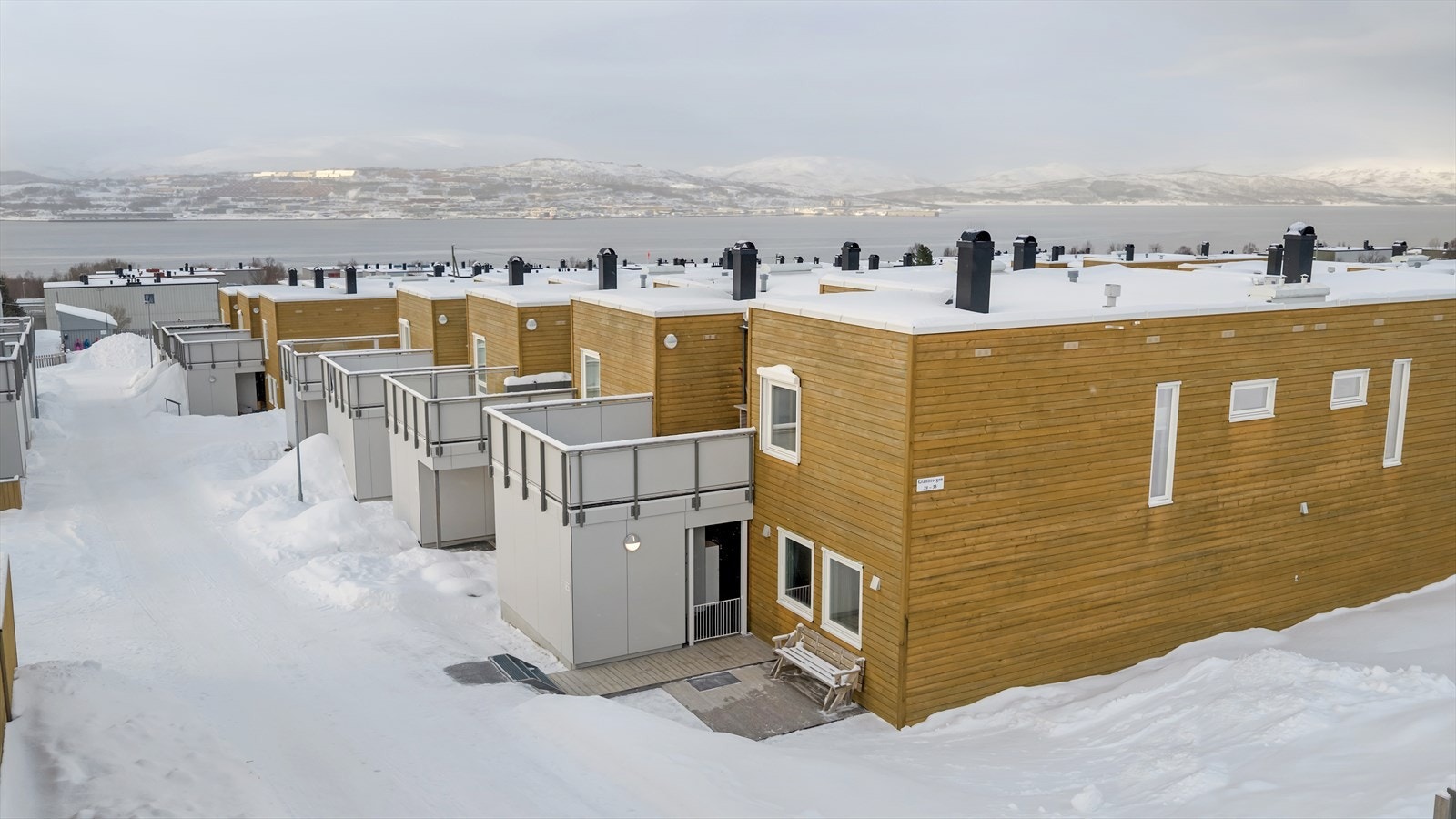 Ved inngangen er det en sportsbod på 10kvm med masse lagringsplass. Galleribilde