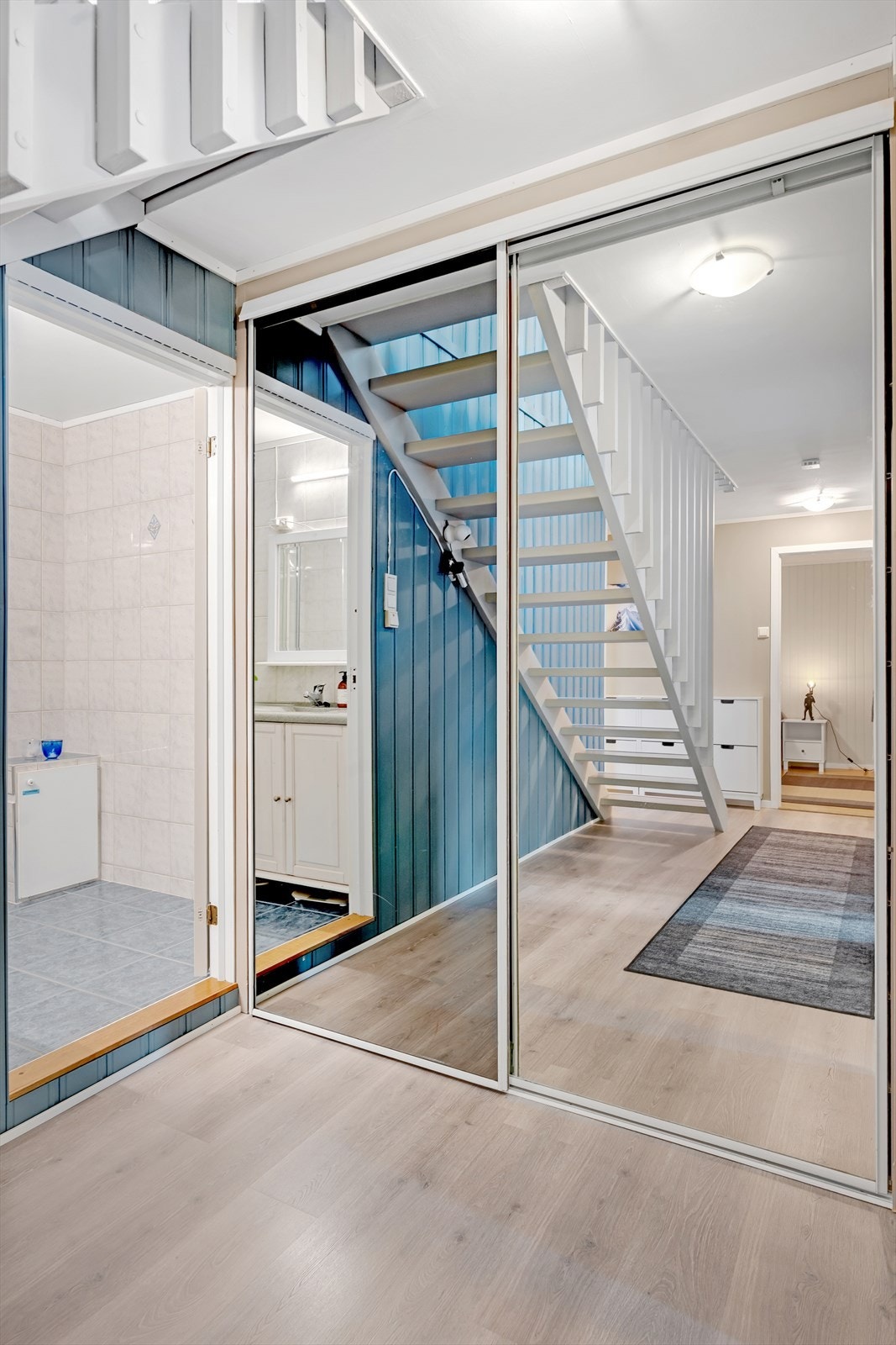 Skyvedørsgarderobe som gir ekstra god oppbevaringsplass. Galleribilde