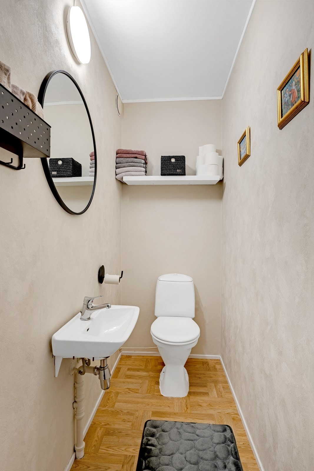 Toalettrom. Galleribilde