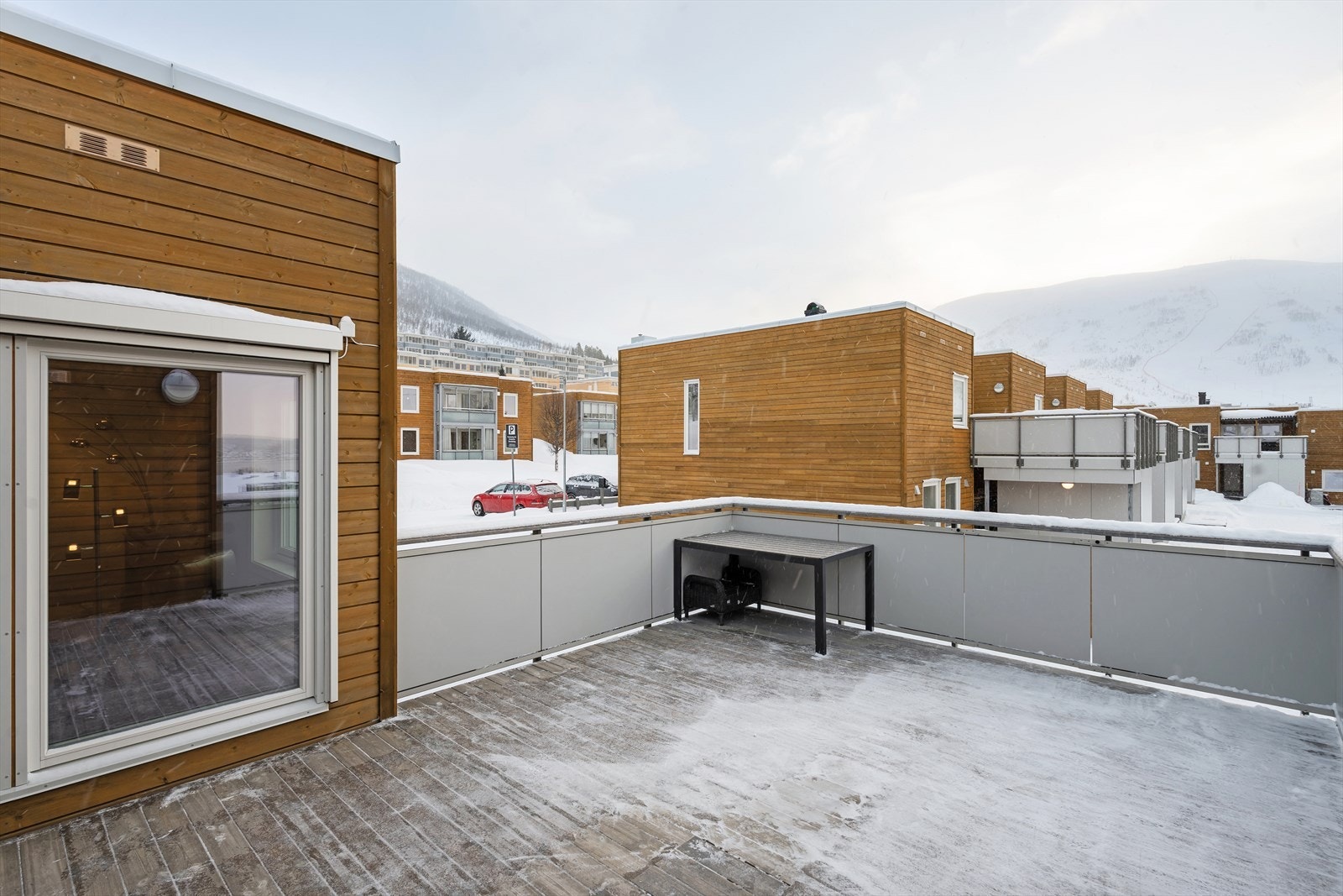 Romslig sørvendt balkong på hele 31kvm med god plass til ønsket utemøblement. Galleribilde