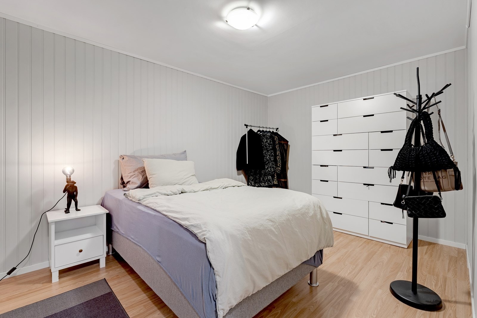 Romslig soverom 1 med god plass til stor seng og annet ønsket møblement. Galleribilde