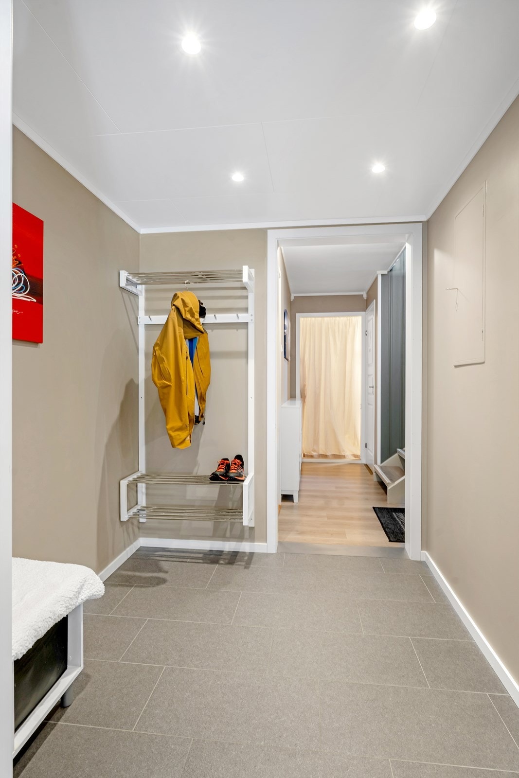 Velkommen inn! Flislagt entrè med oppheng til yttertøy og skostativ. Galleribilde