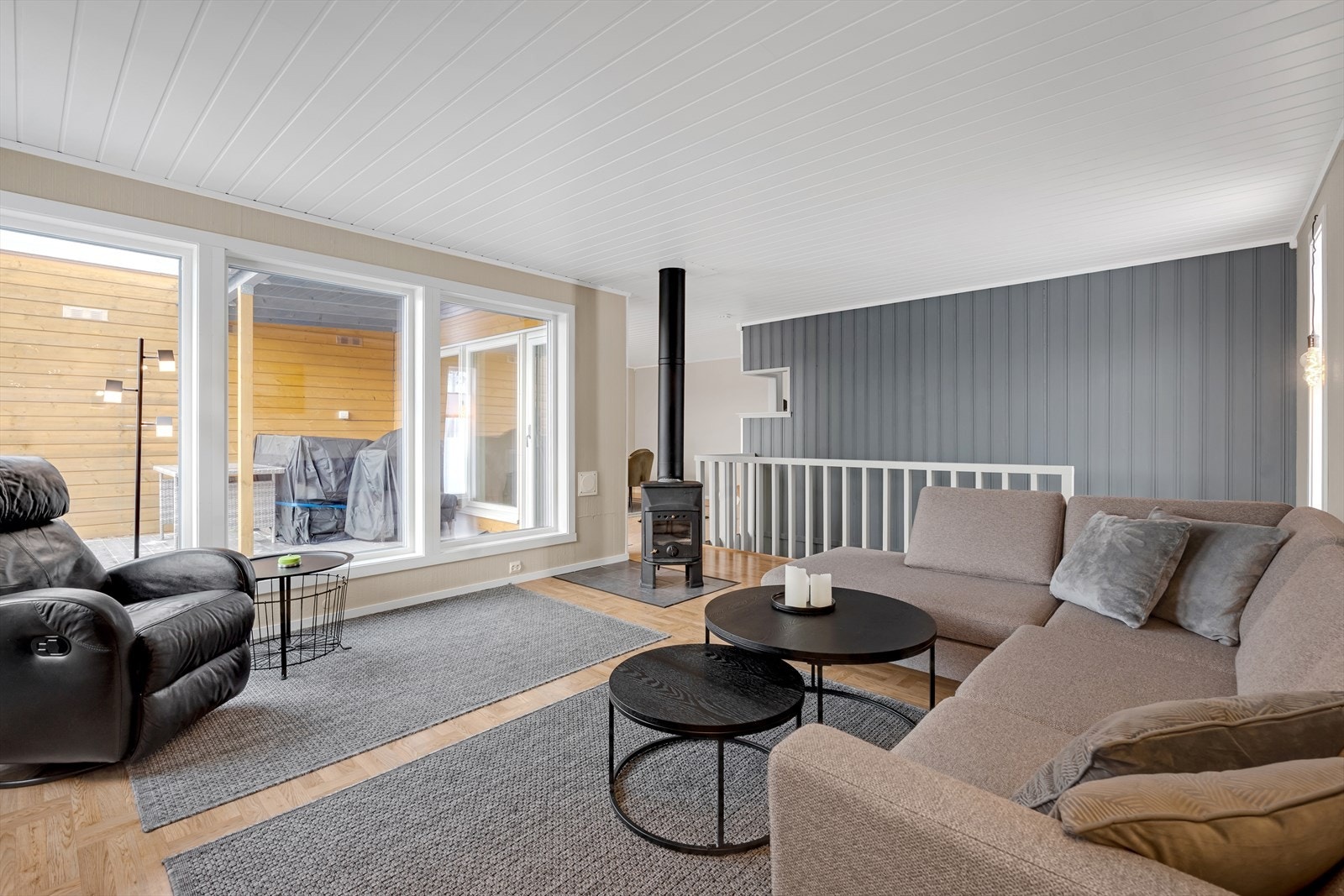 Store vindusflater som slipper inn rikelig med naturlig lys! Galleribilde